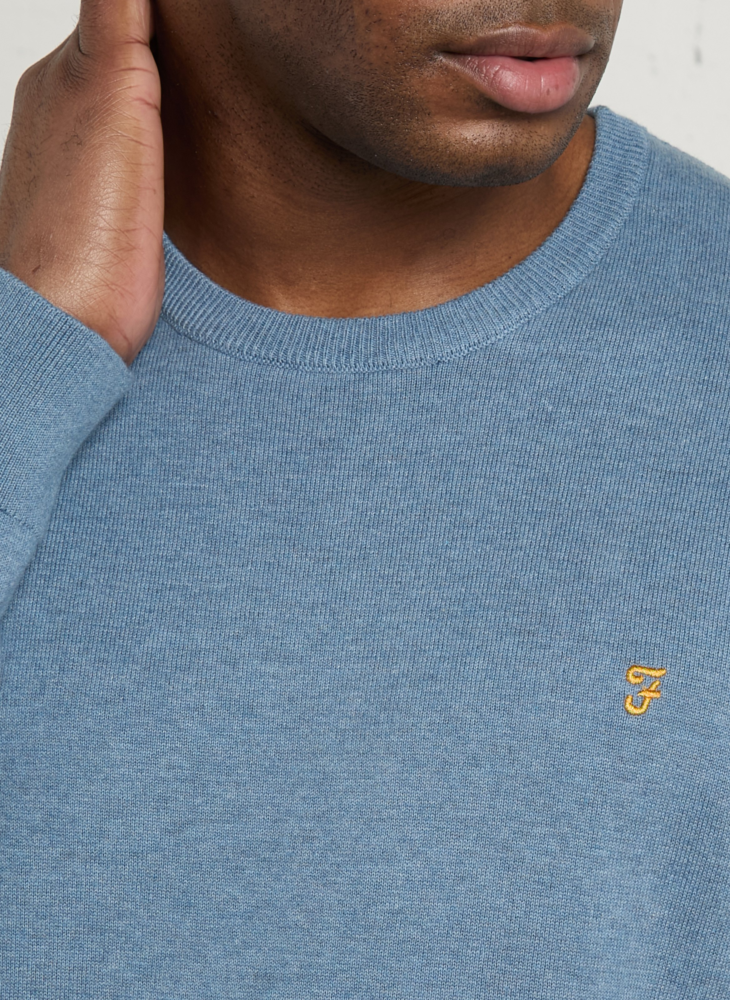 Pull droit col rond brodé en coton bio FARAH Bleu