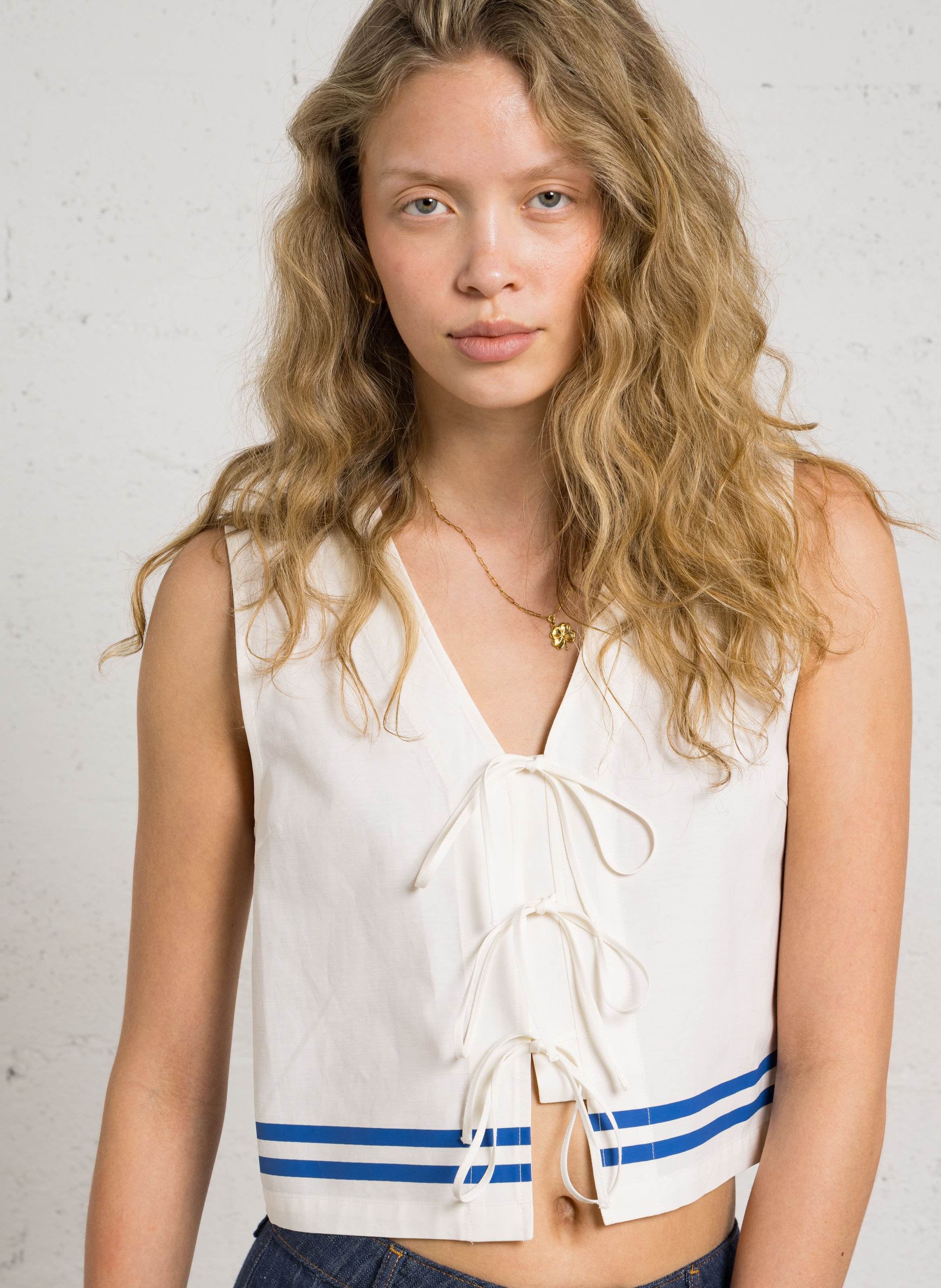 Top col V en coton mélangé THE TINY BIG SISTER Blanc