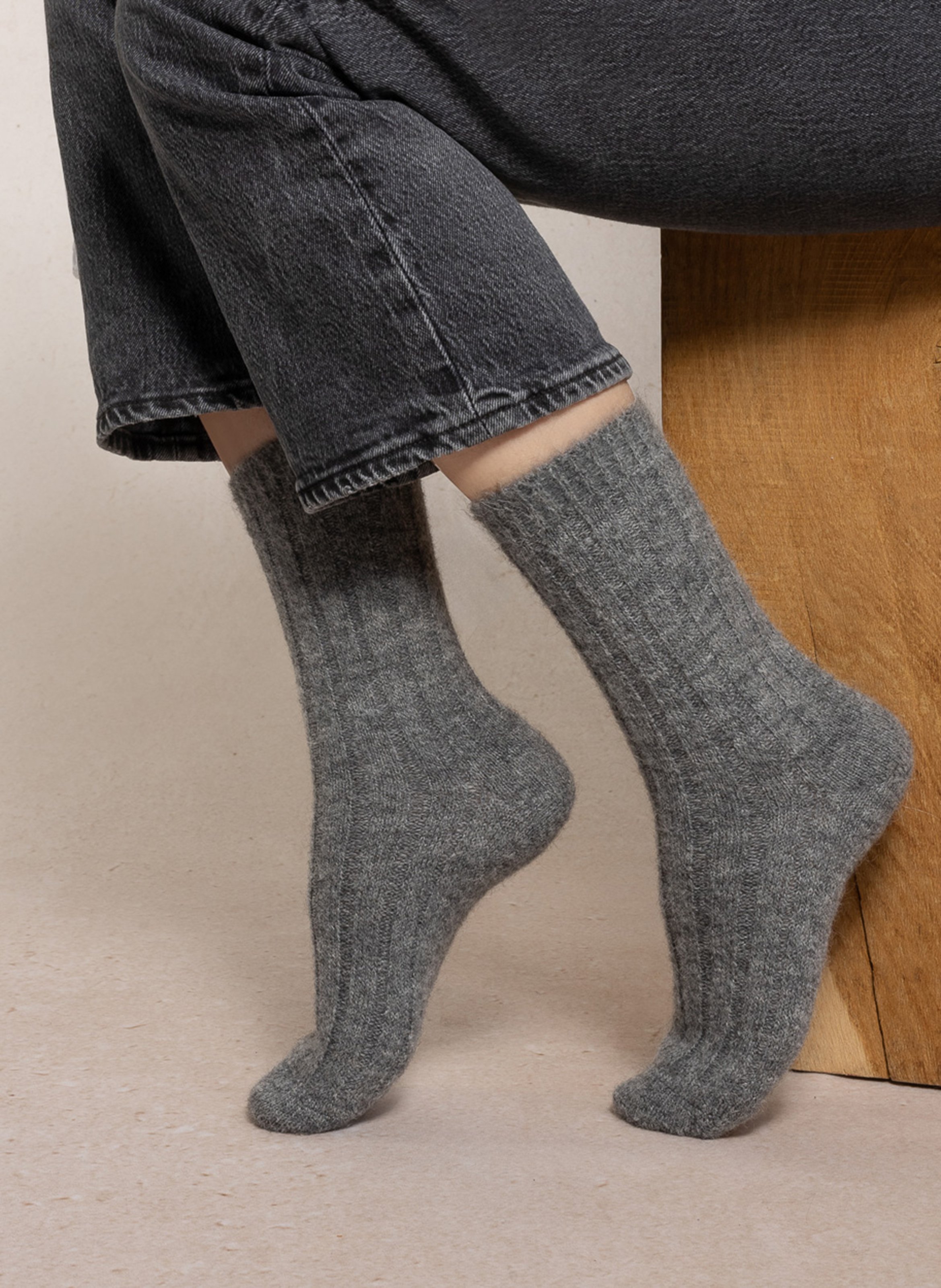 Halbhohe gerippte Socken Grau