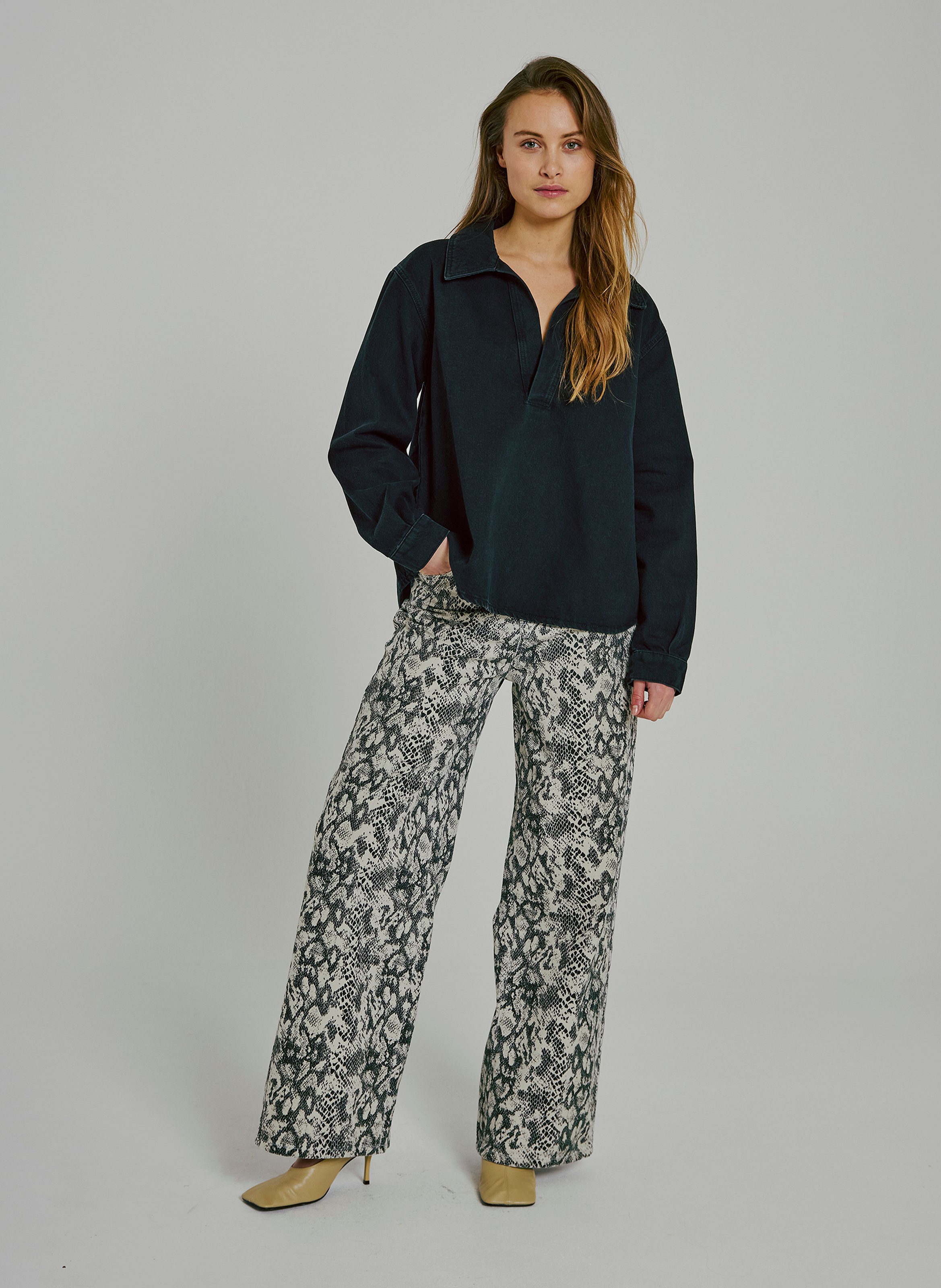 Top col classique en coton bio mélangé NORR Noir