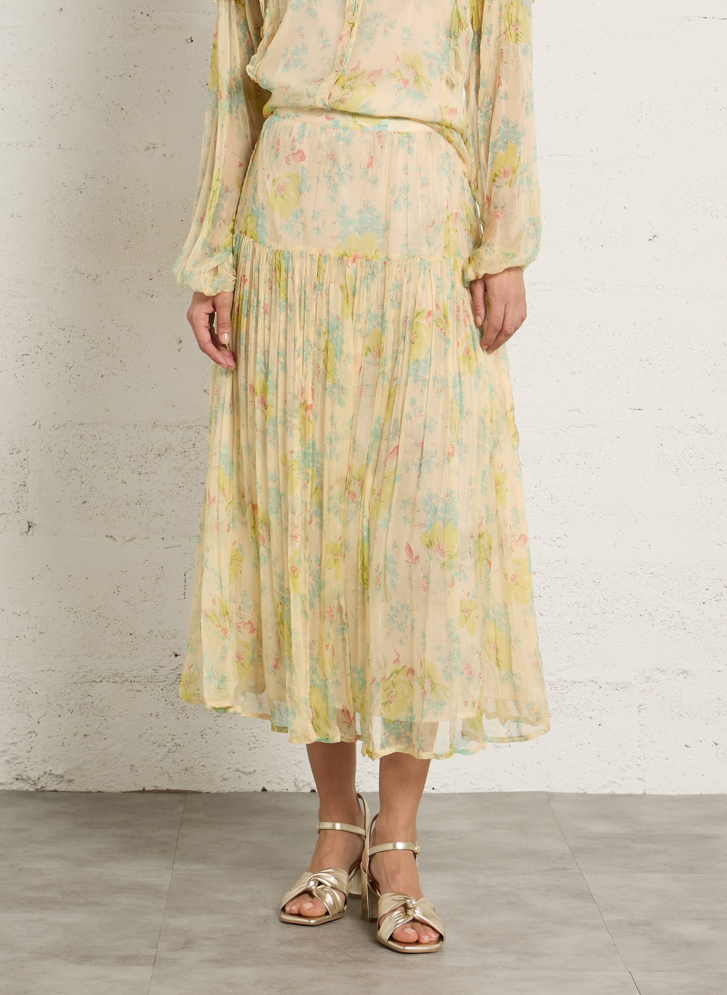 Lange uitlopende rok met bloemenprint en volants. PETITE MENDIGOTE Veelkleurig