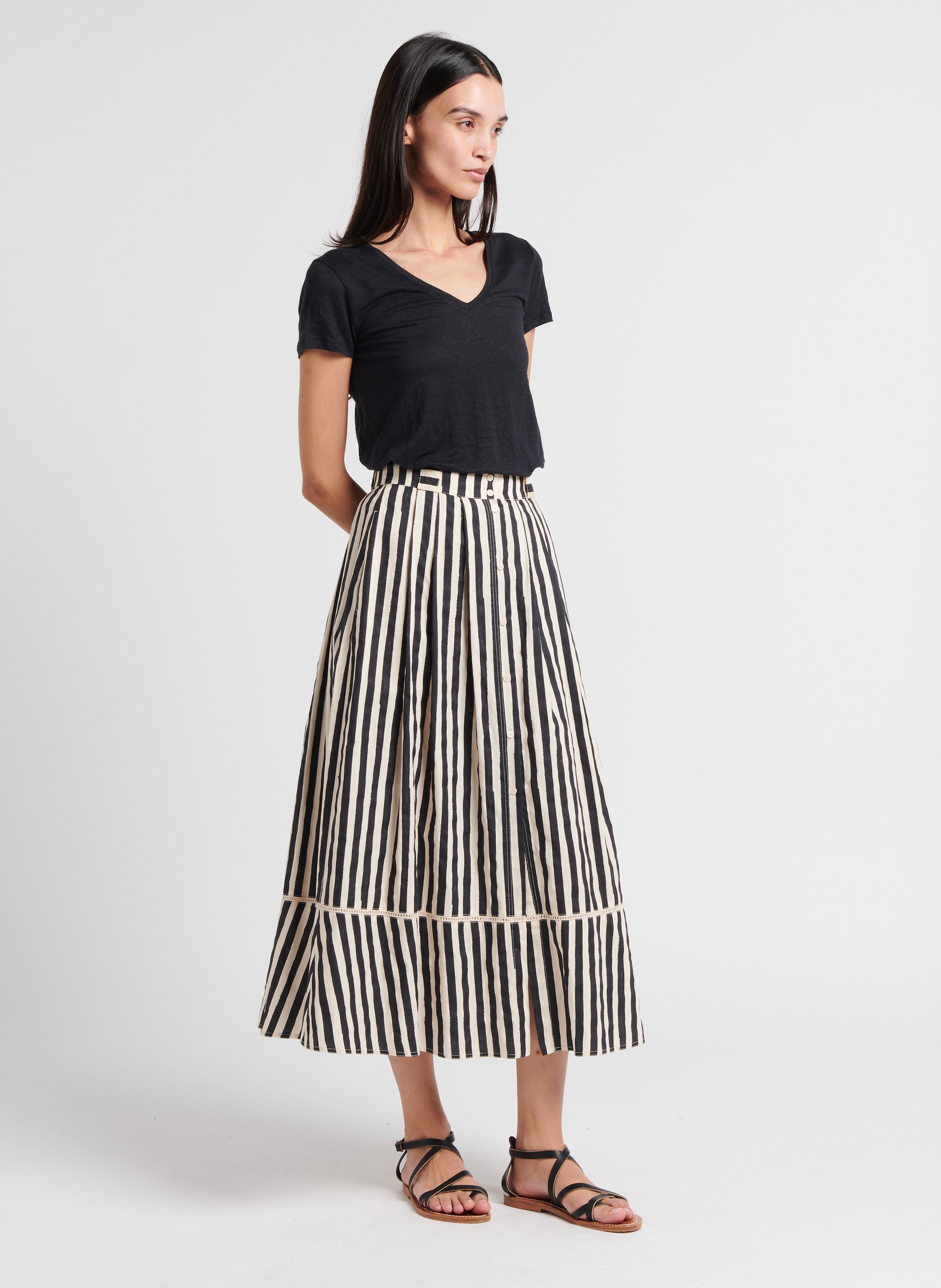 Tee-shirt col V moulant en lin strectch MAJESTIC FILATURES Noir