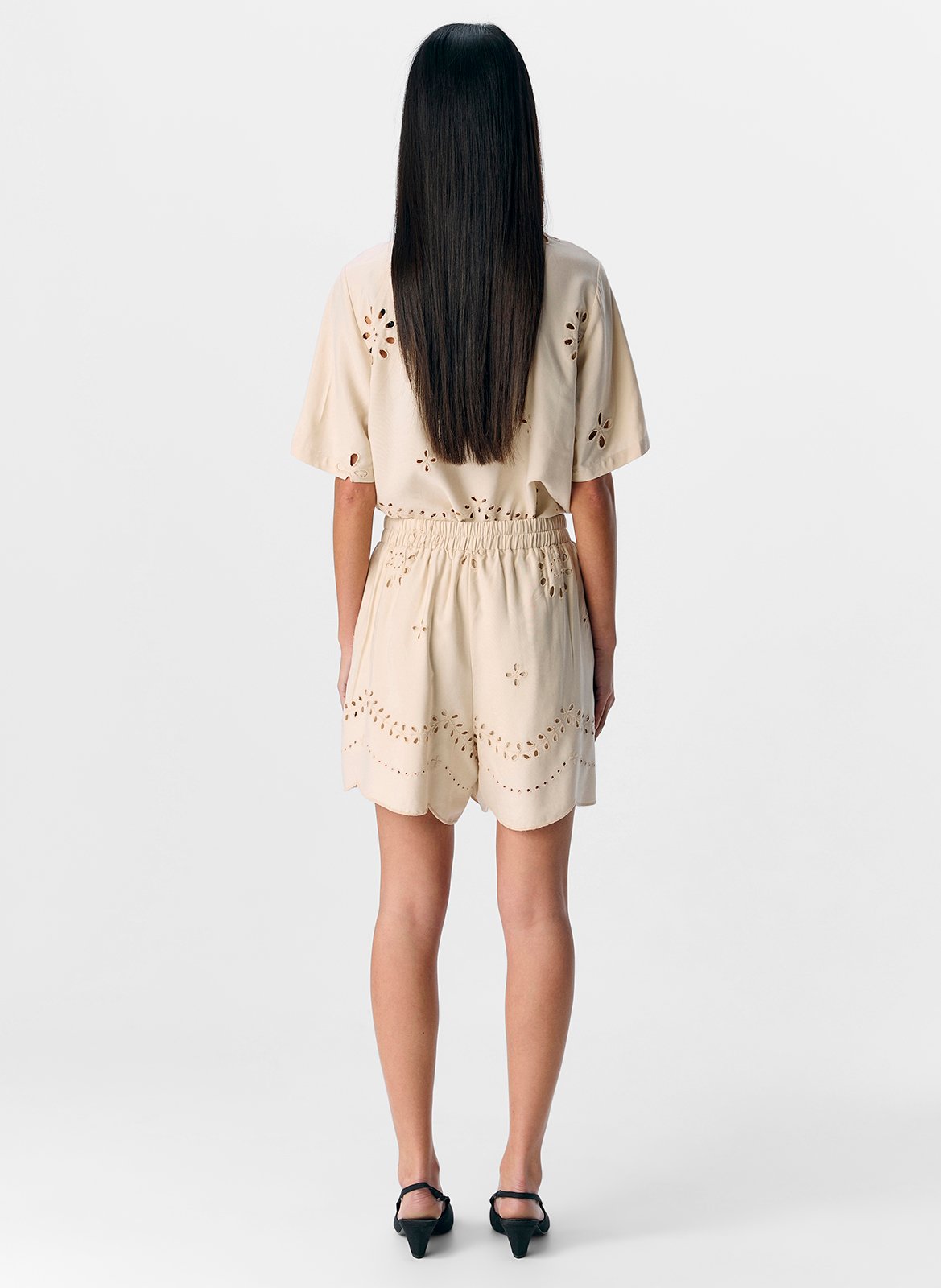 Gerade geschnittene Shorts mit Stickerei OBJECT Beige