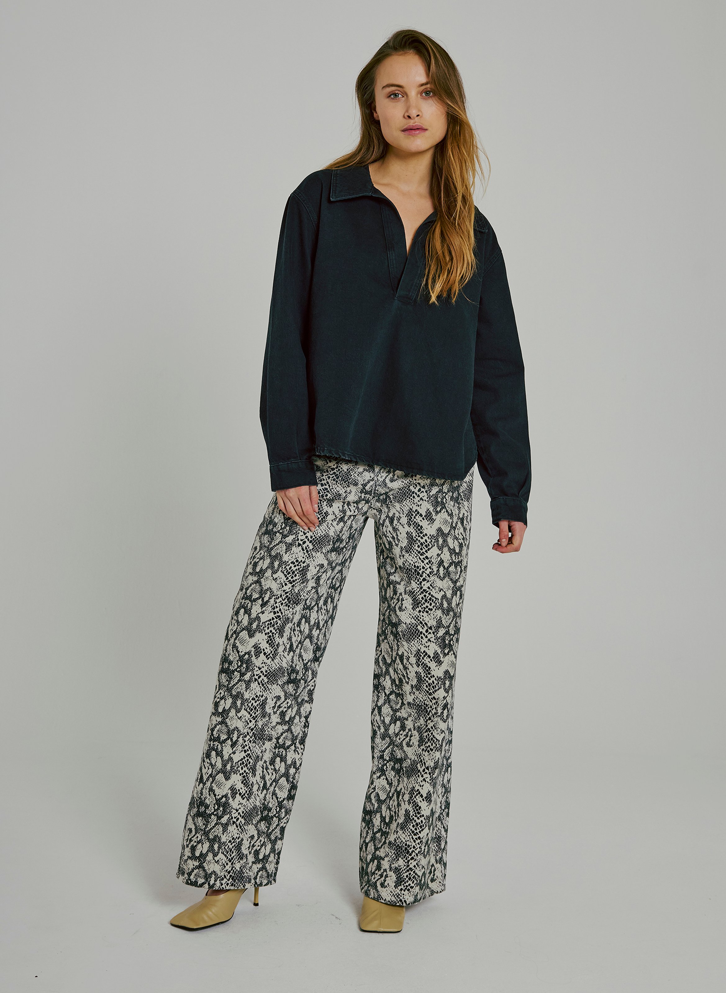 Top col classique en coton bio mélangé NORR Noir