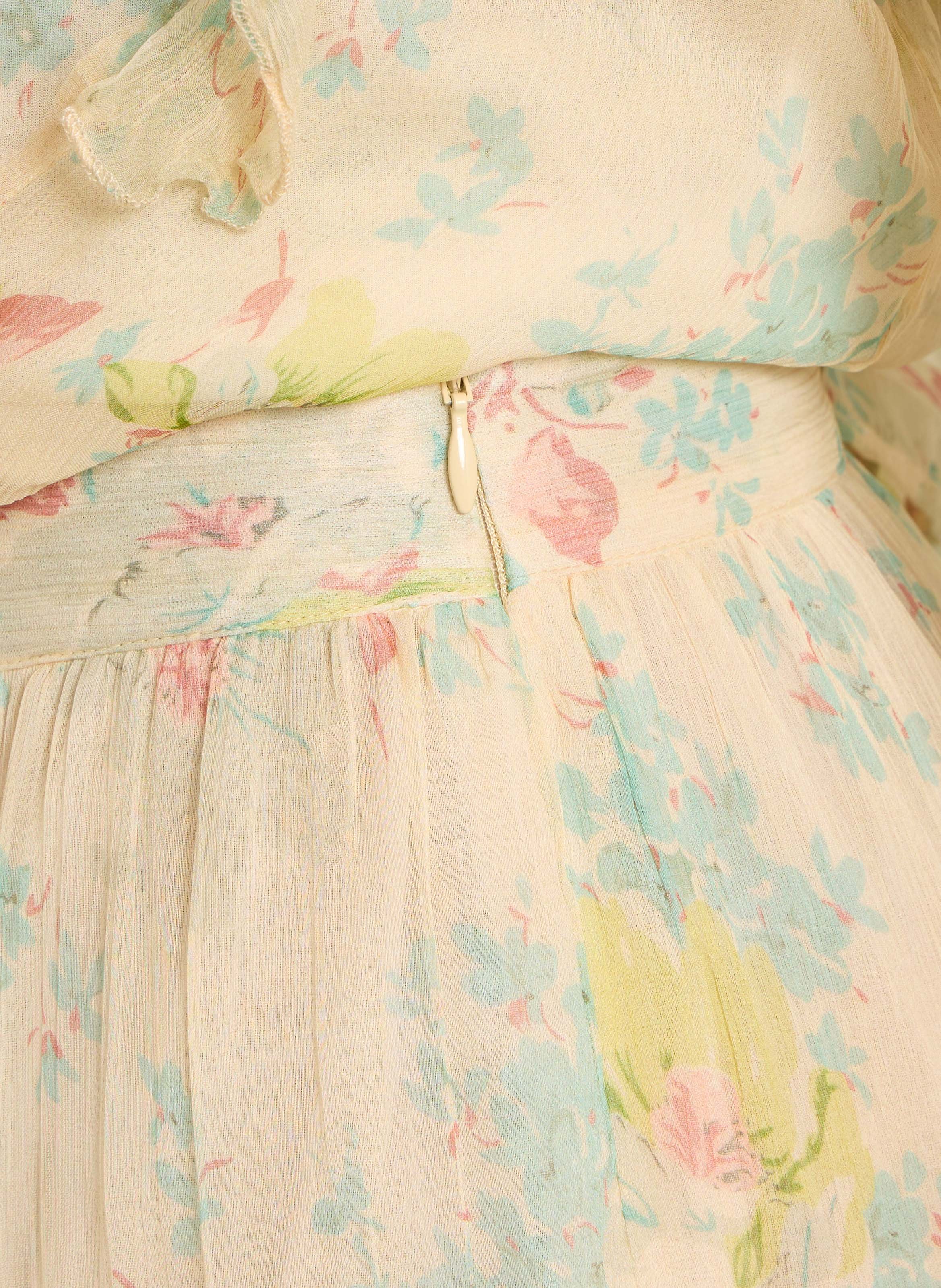 Lange uitlopende rok met bloemenprint en volants. PETITE MENDIGOTE Veelkleurig