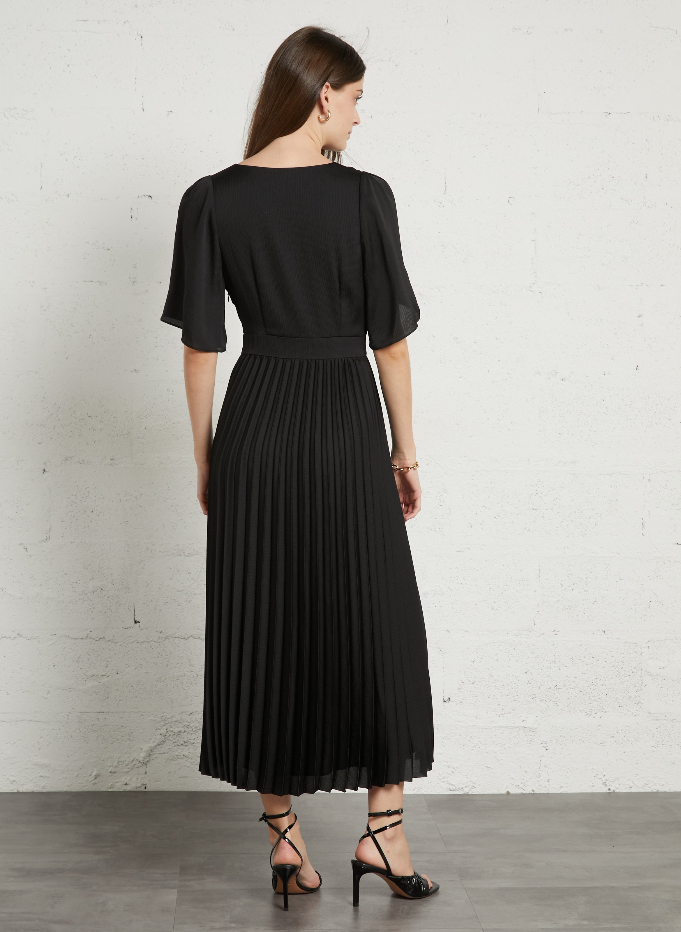 Lange jurk met V-hals en plissérok MAISON 123 Zwart