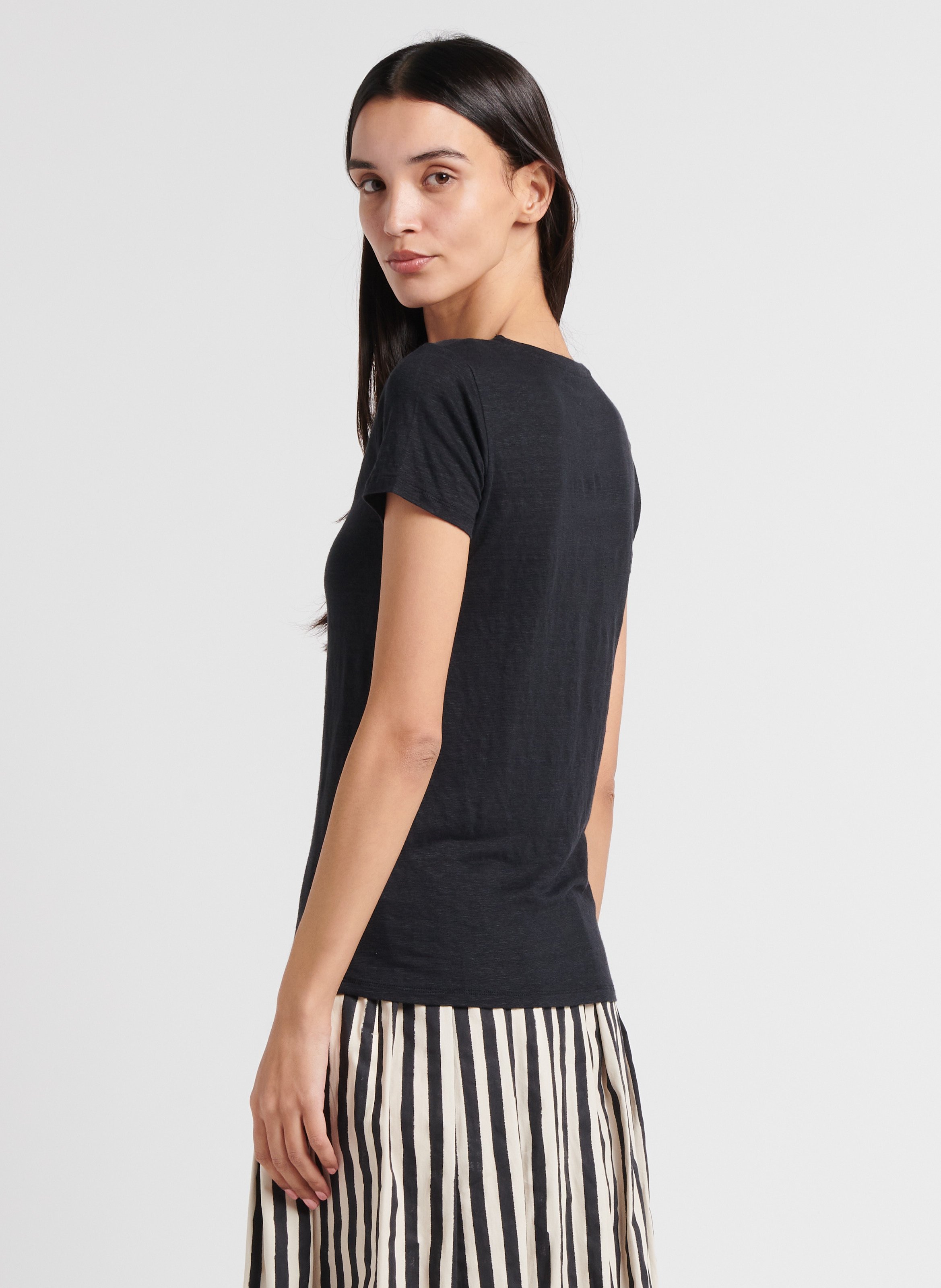 Tee-shirt col V moulant en lin strectch MAJESTIC FILATURES Noir