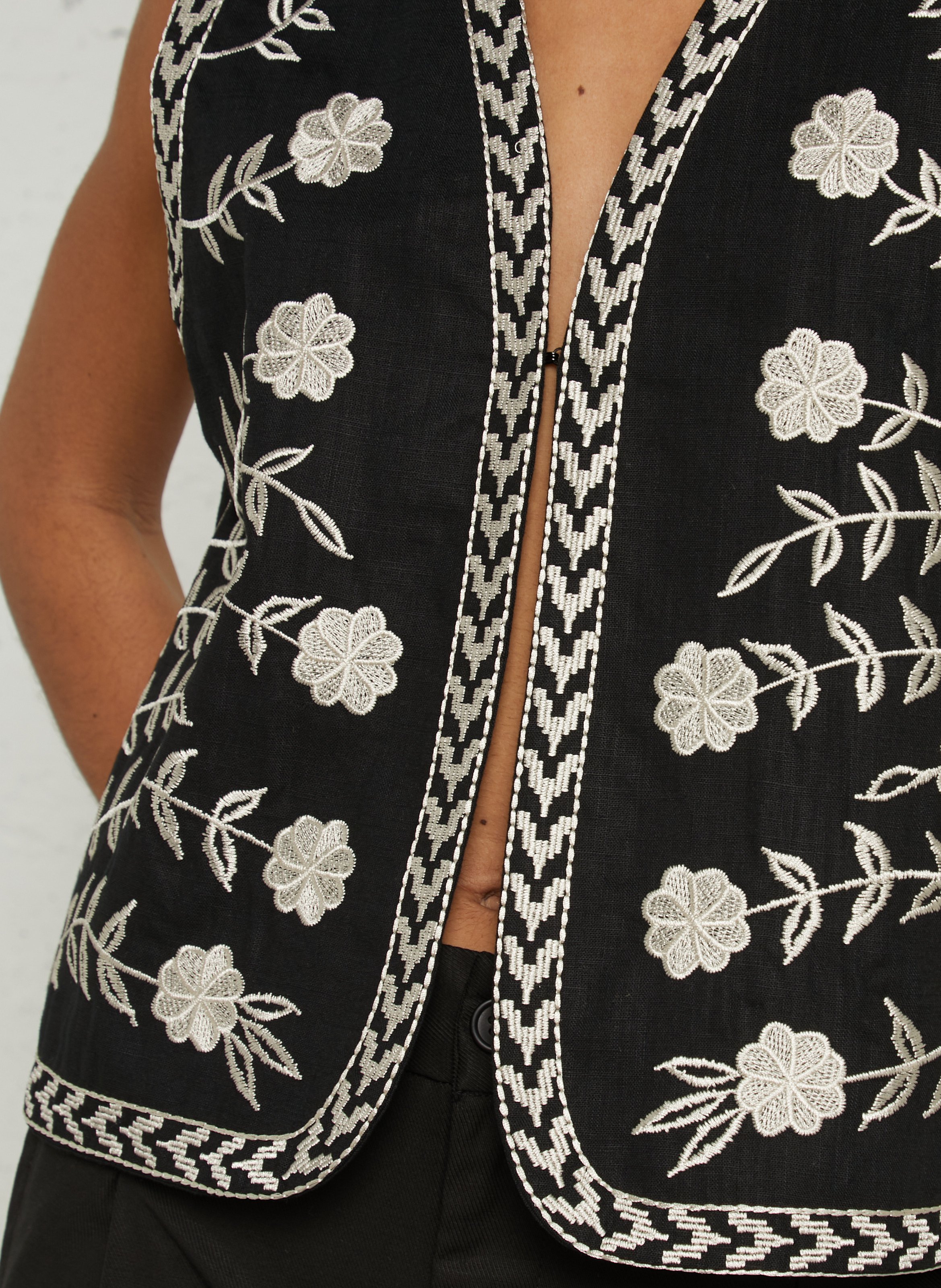Embroidered sleeveless linen blend vest SEE U SOON Black
