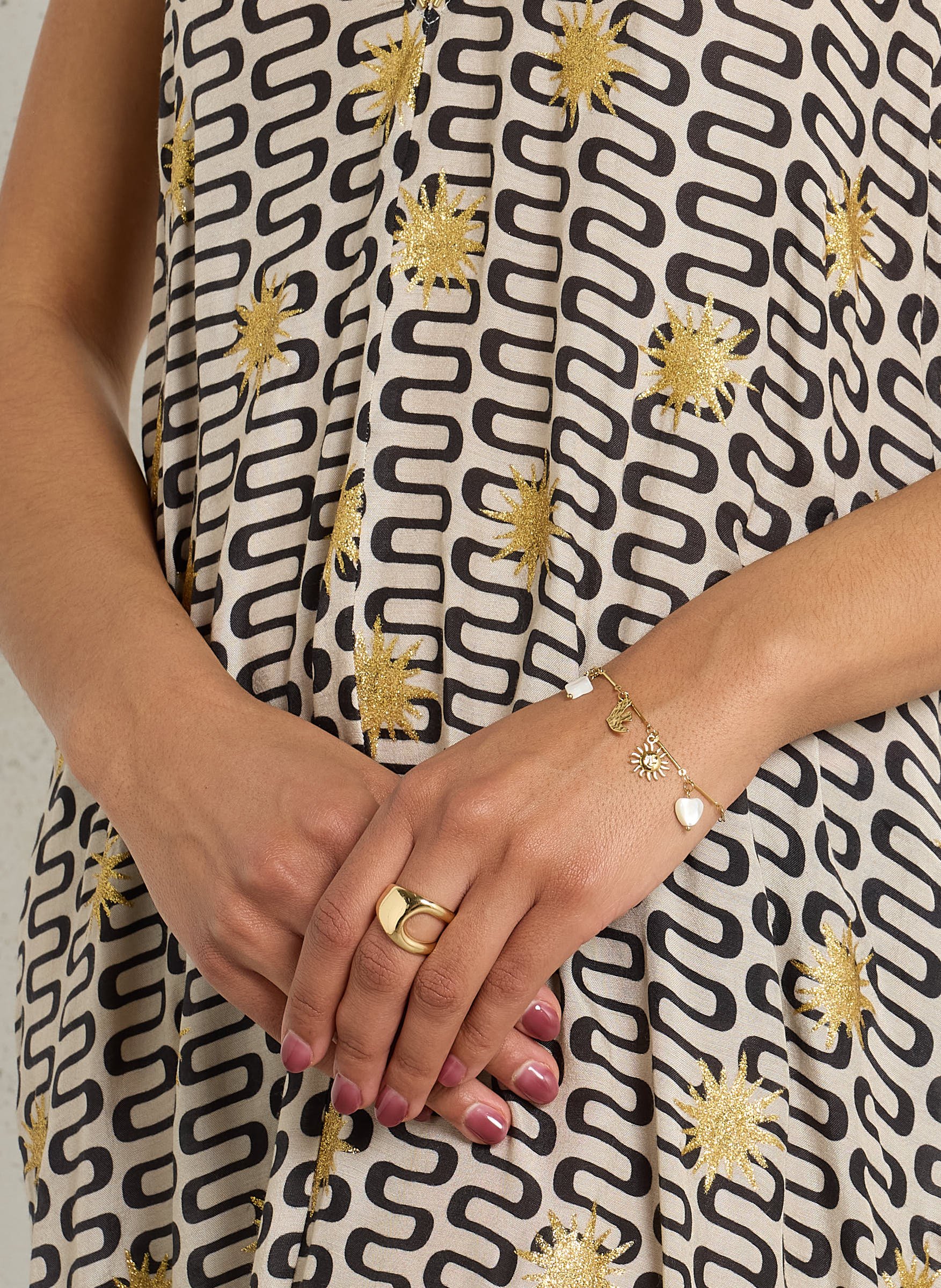 Armband van gemengd staal. AU PRINTEMPS PARIS Goudkleurig