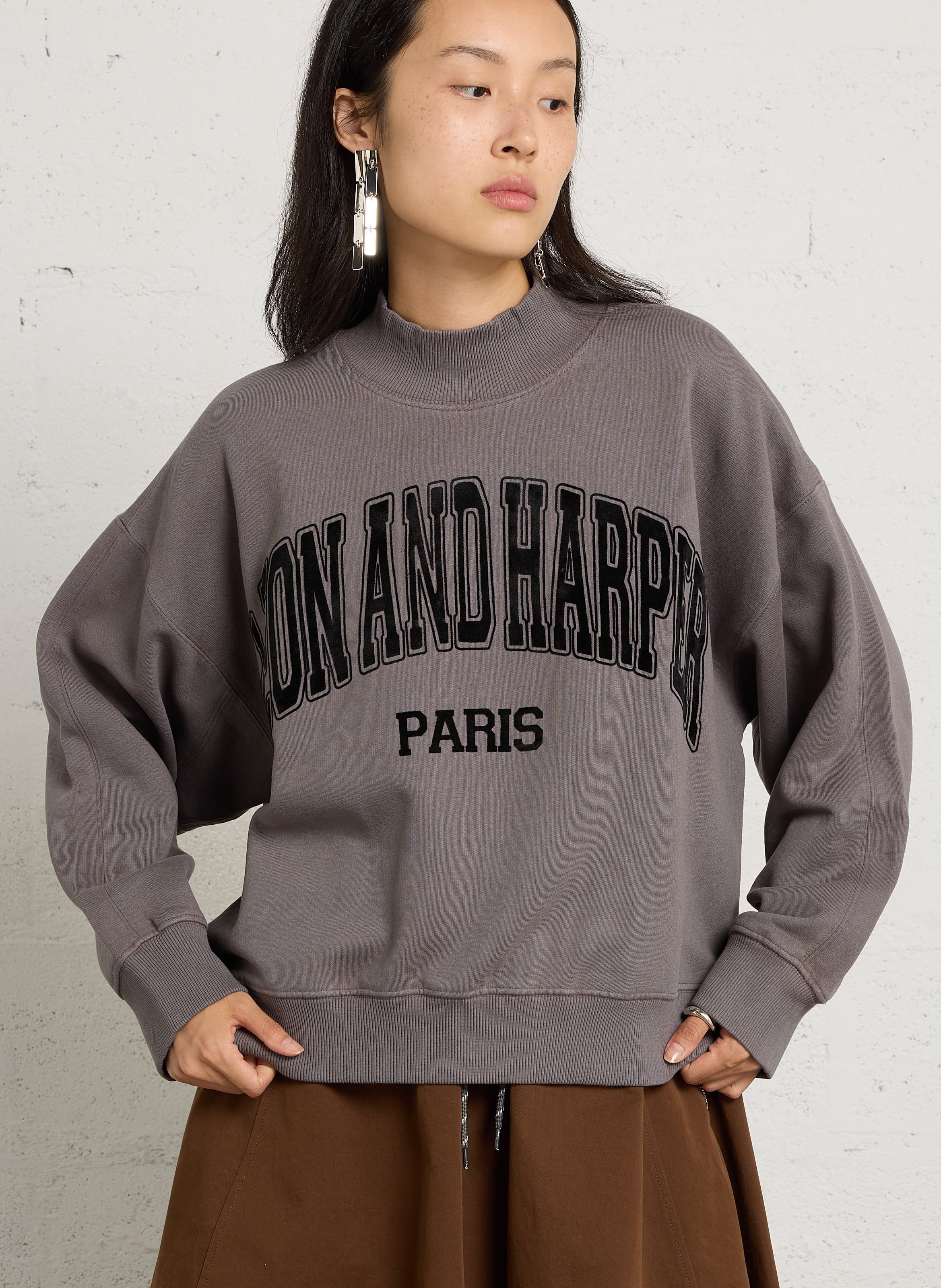Weites Sweatshirt mit Stehkragen und bedrucktem Muster aus Baumwollmischung. LEON & HARPER