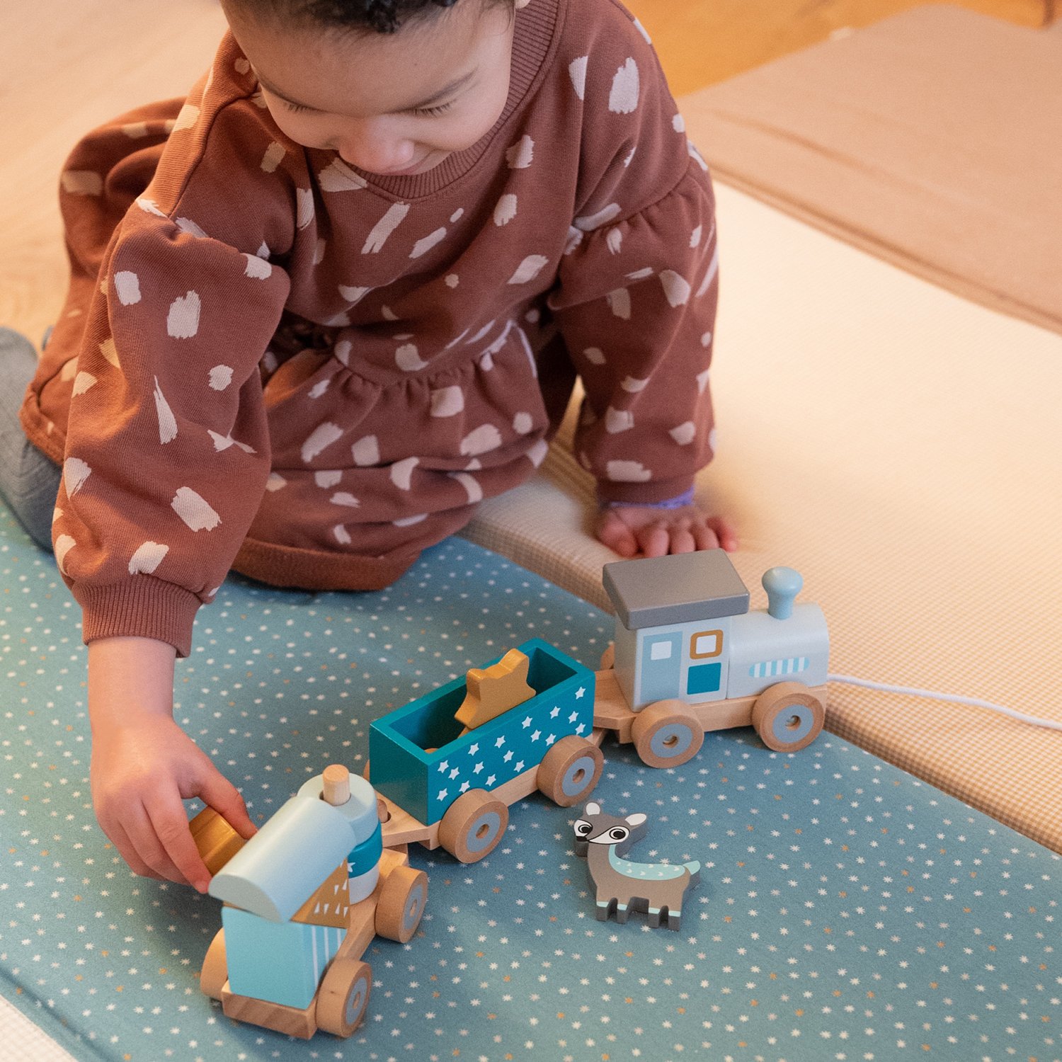 Small wooden zoo animal train with star pattern KINDSGUT Green