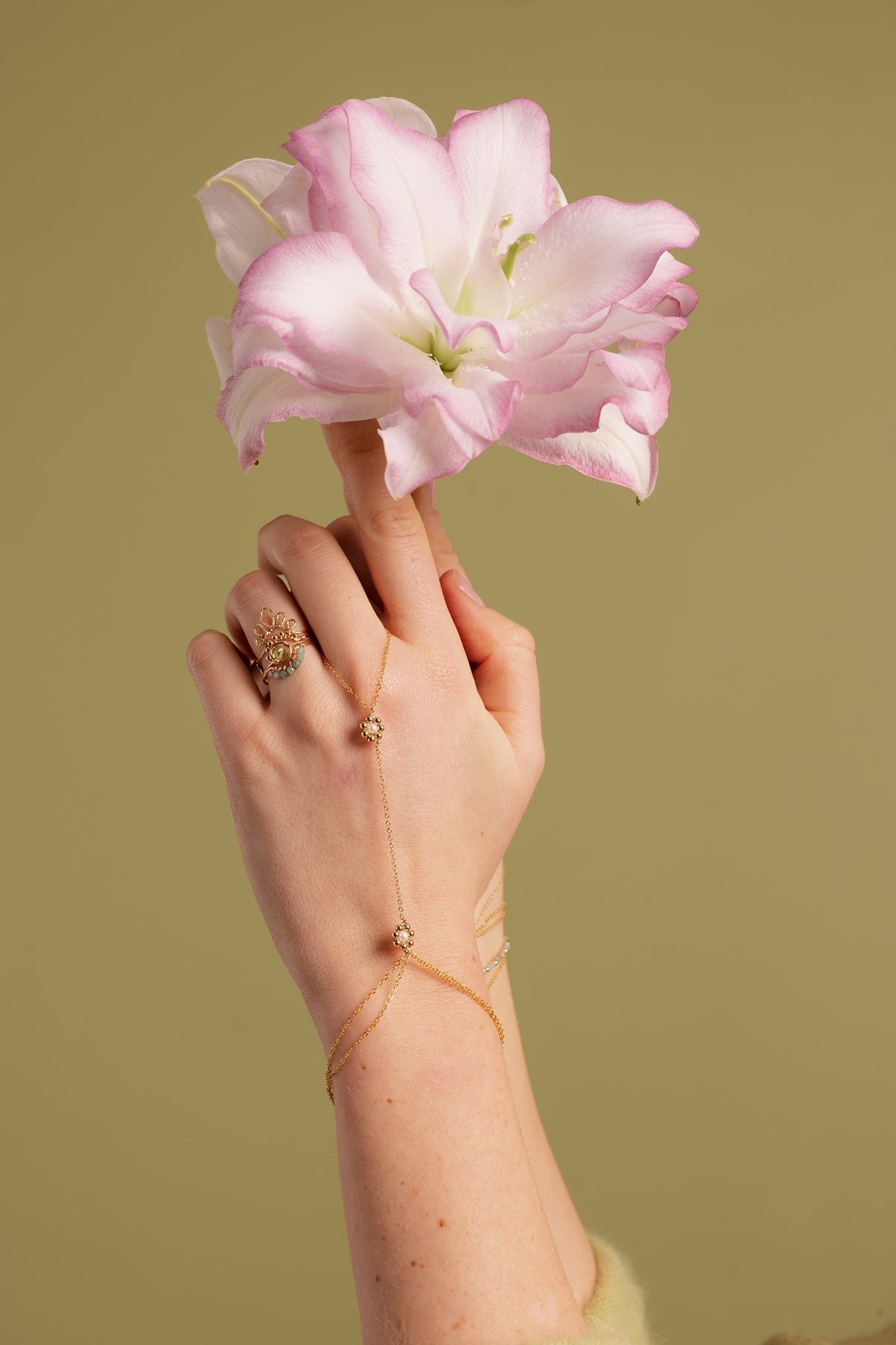 Daisy pearl hand jewelry YAY Golden