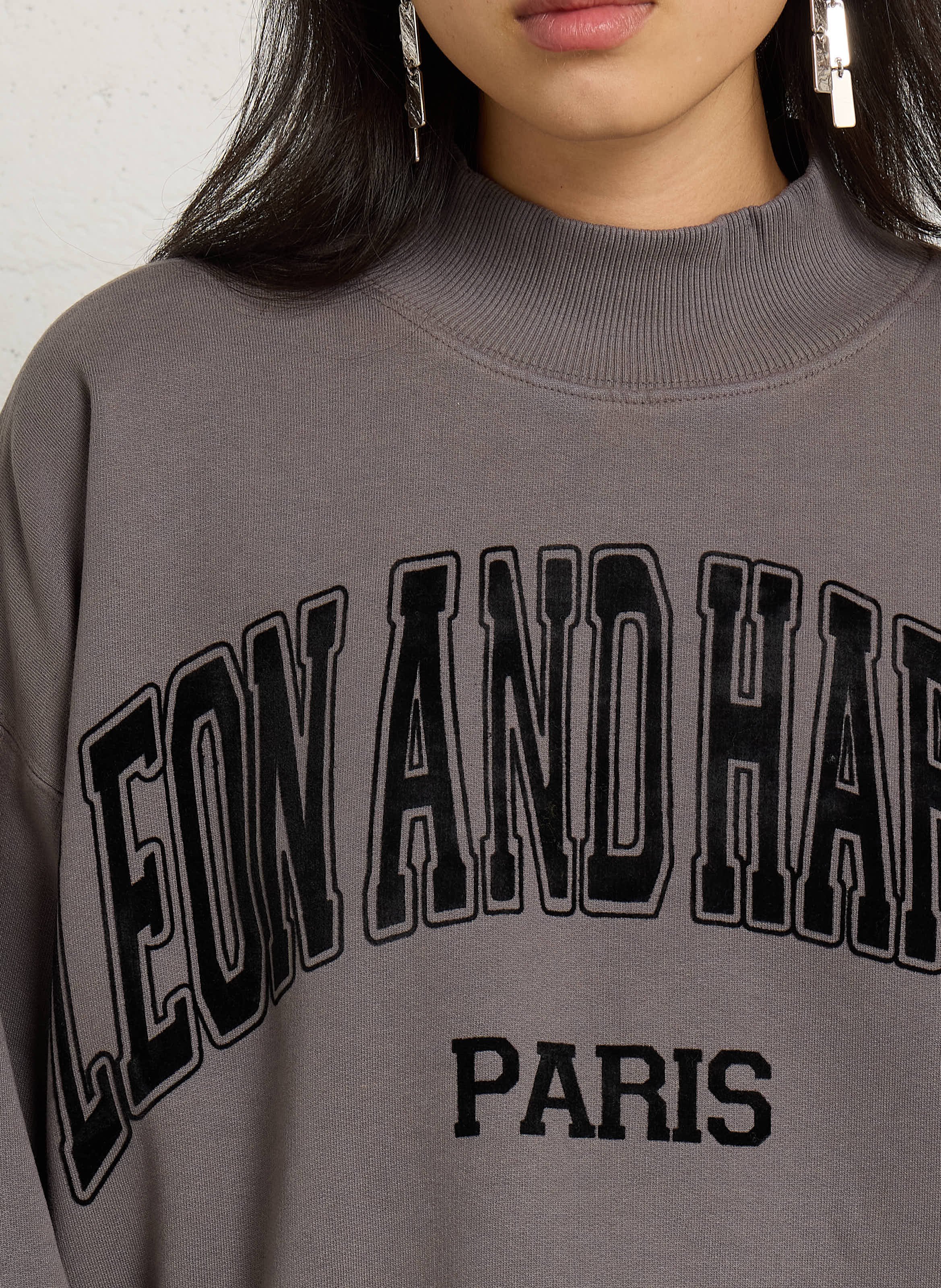 Weites Sweatshirt mit Stehkragen und bedrucktem Muster aus Baumwollmischung. LEON & HARPER Grau