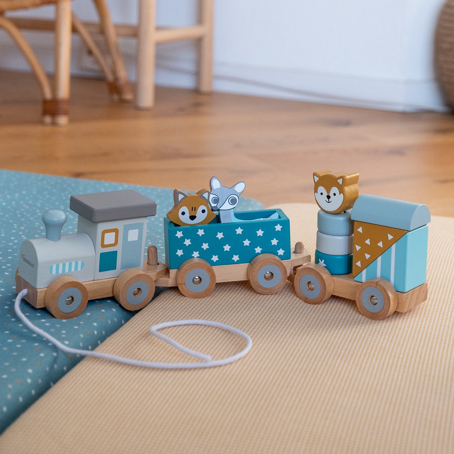 Small wooden zoo animal train with star pattern KINDSGUT Green