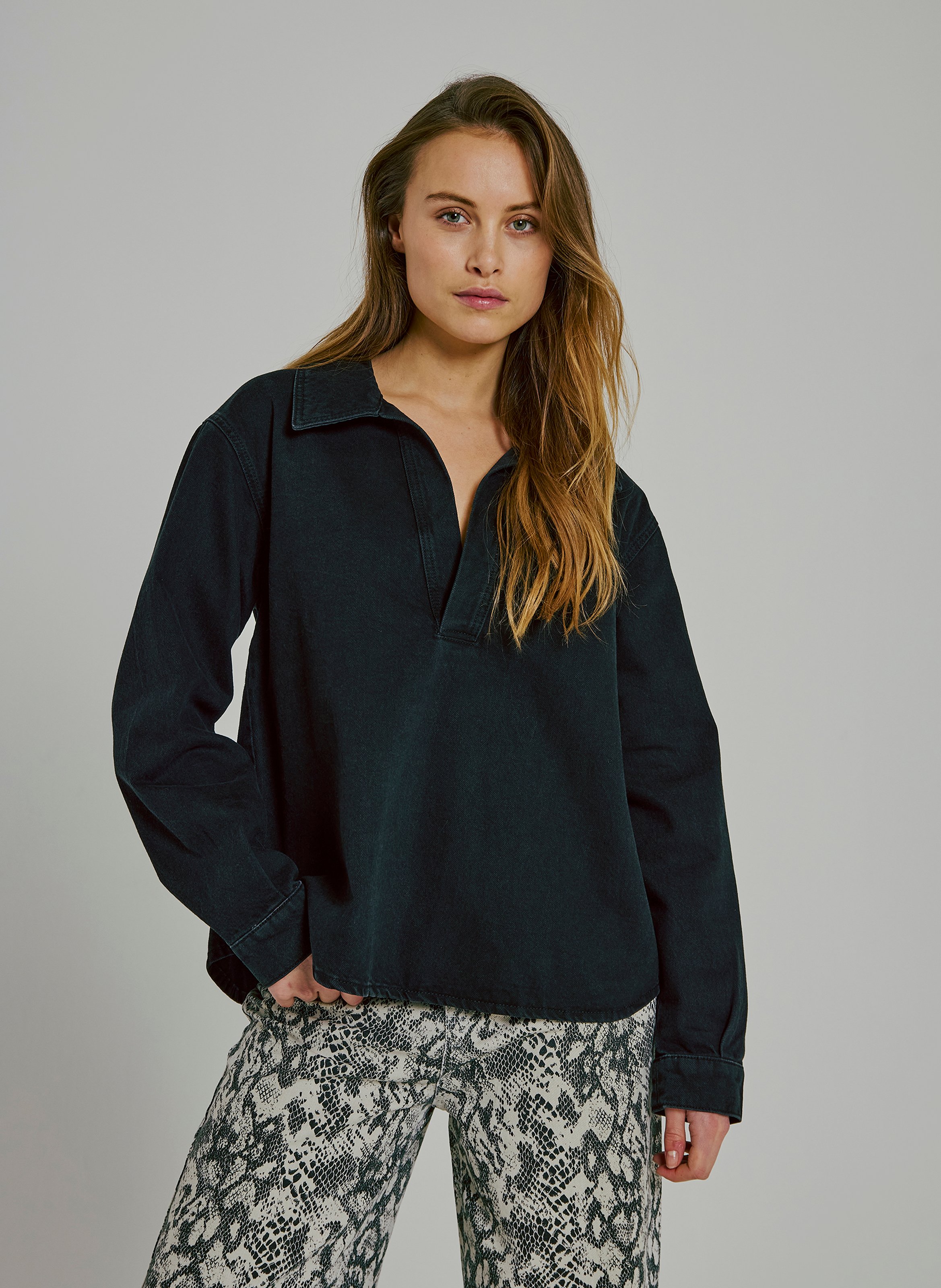 Top col classique en coton bio mélangé NORR Noir