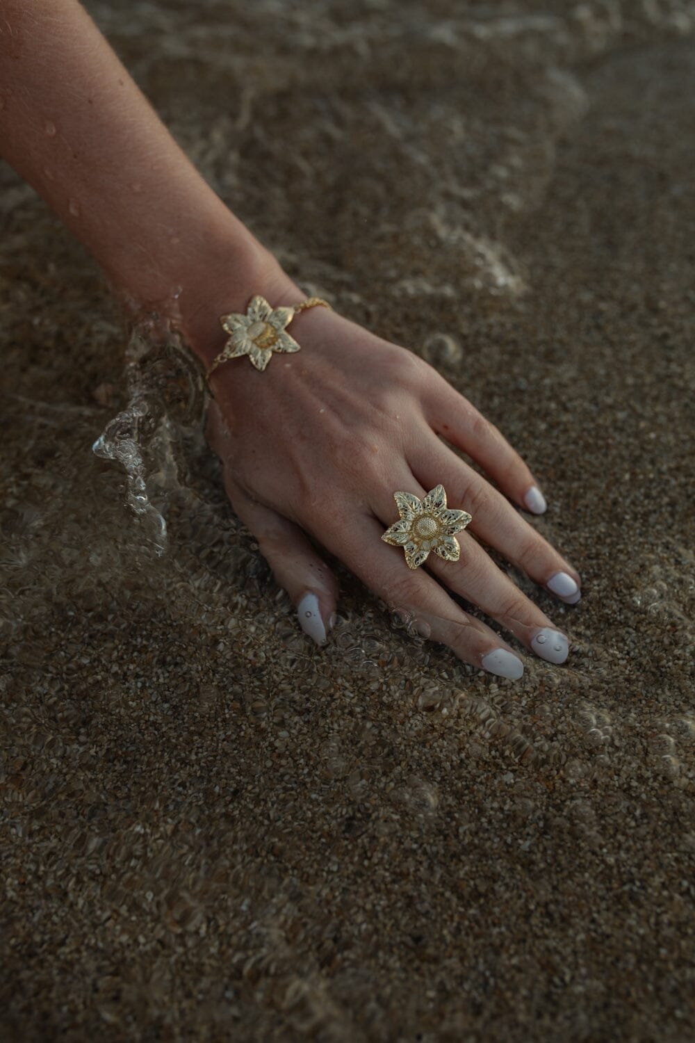 THÉIA - fine gold-plated flower maxi ring MONSIEUR SIMONE Golden