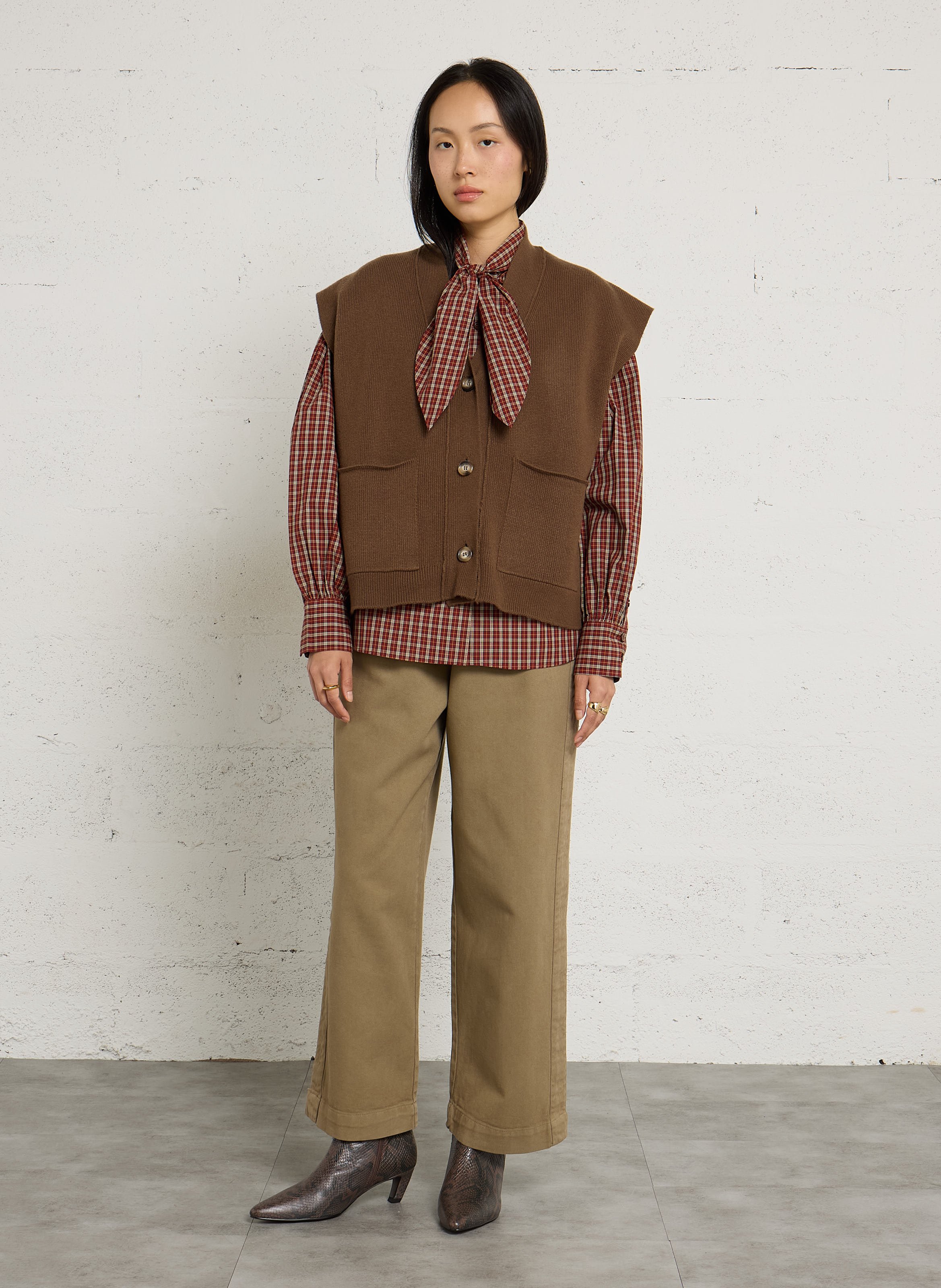 V-hals vest in effen wol met rechte pasvorm BELLEPIECE Bruin
