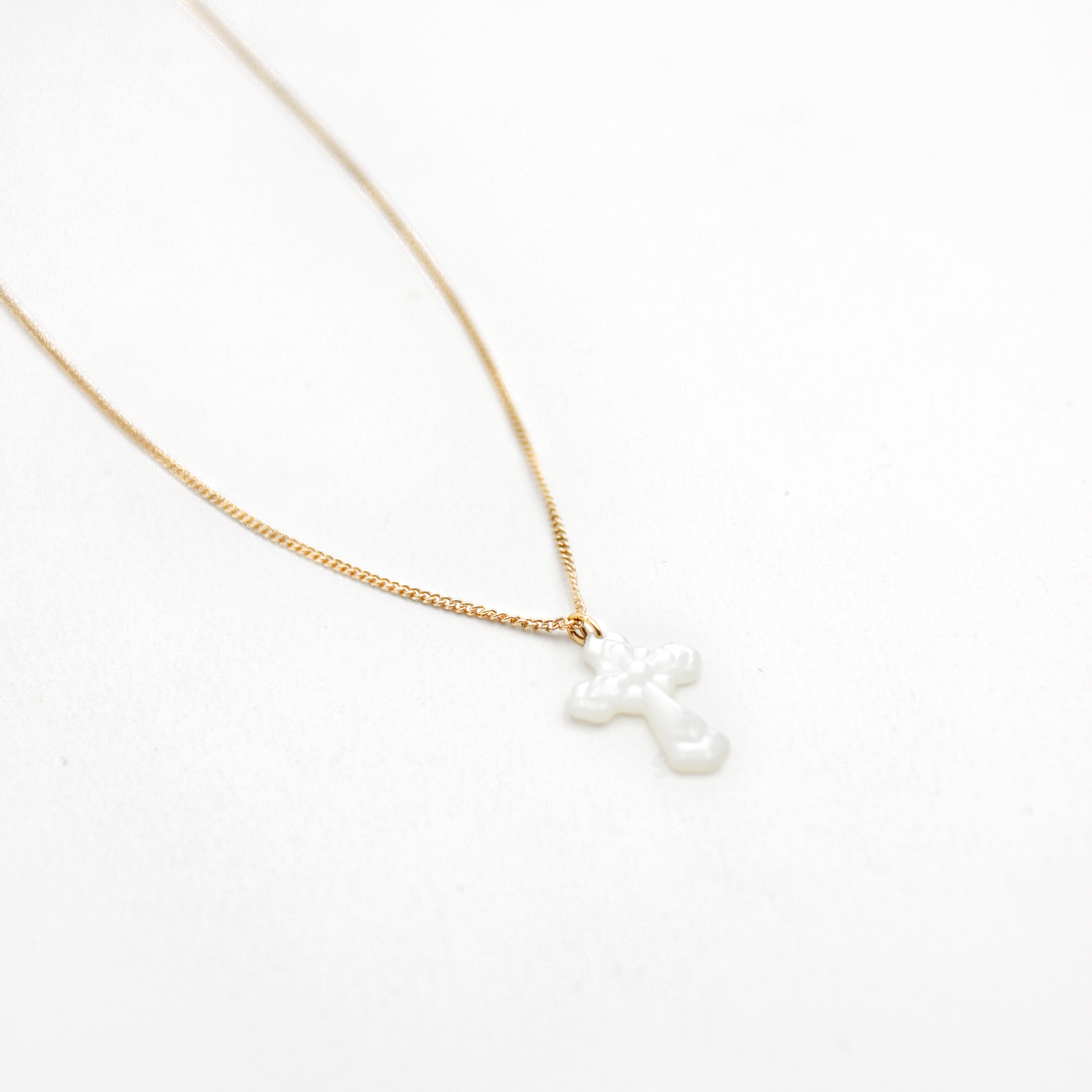 Collier croix nacre - eve L'ATELIER DES DAMES Doré