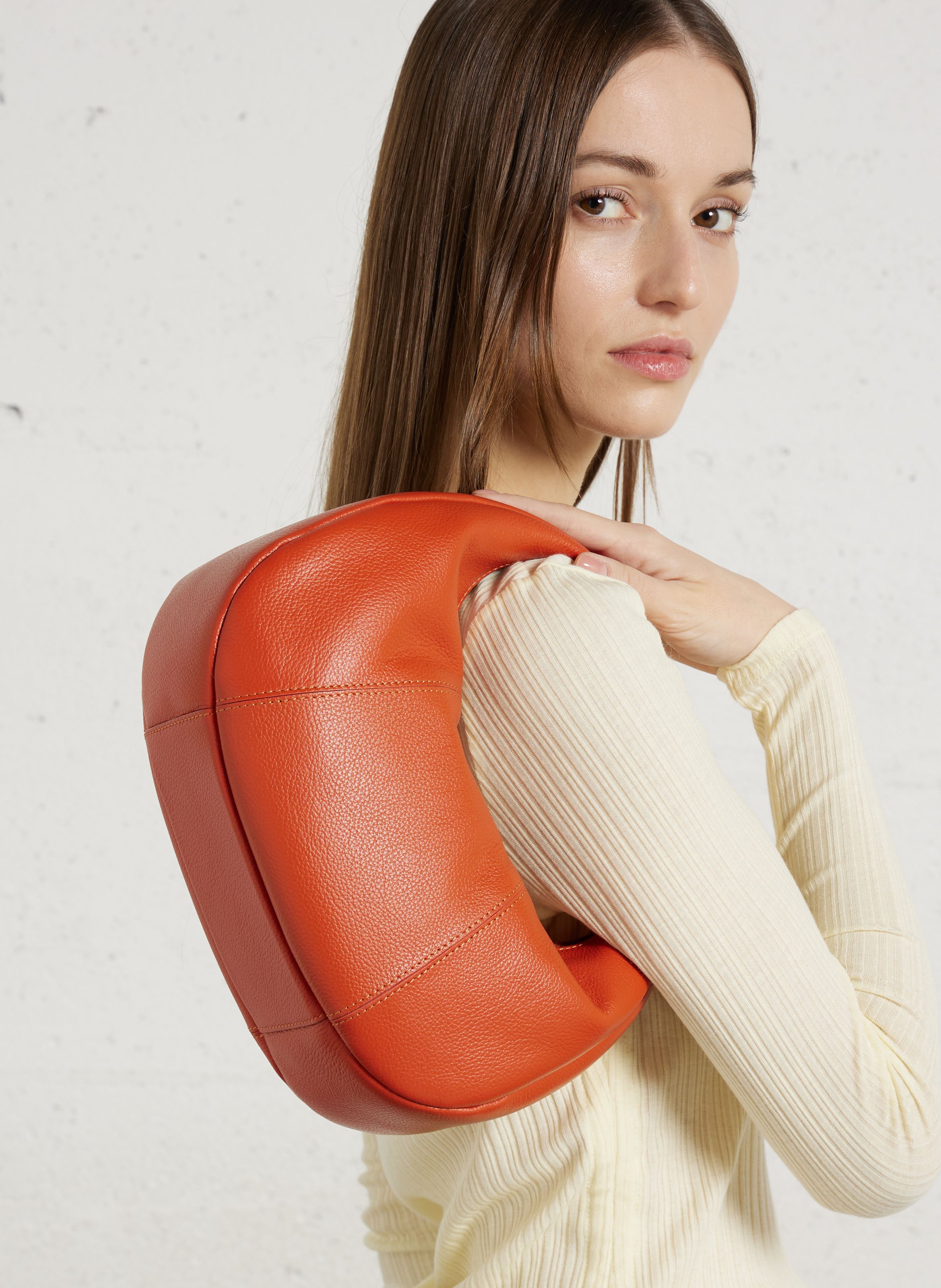 Pequeño bolso hobo con cremallera en cuero granulado LE TANNEUR