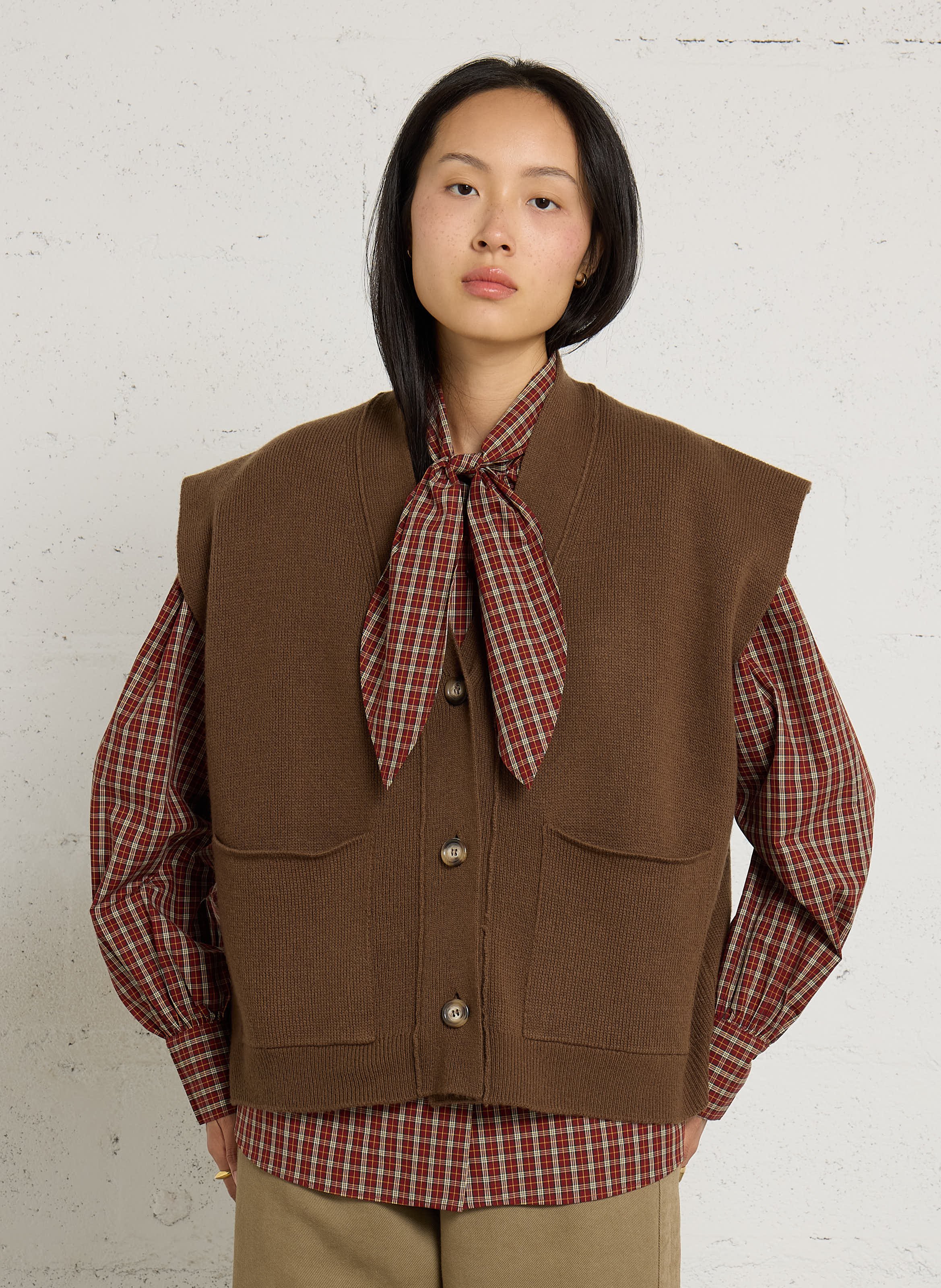 V-hals vest in effen wol met rechte pasvorm BELLEPIECE Bruin