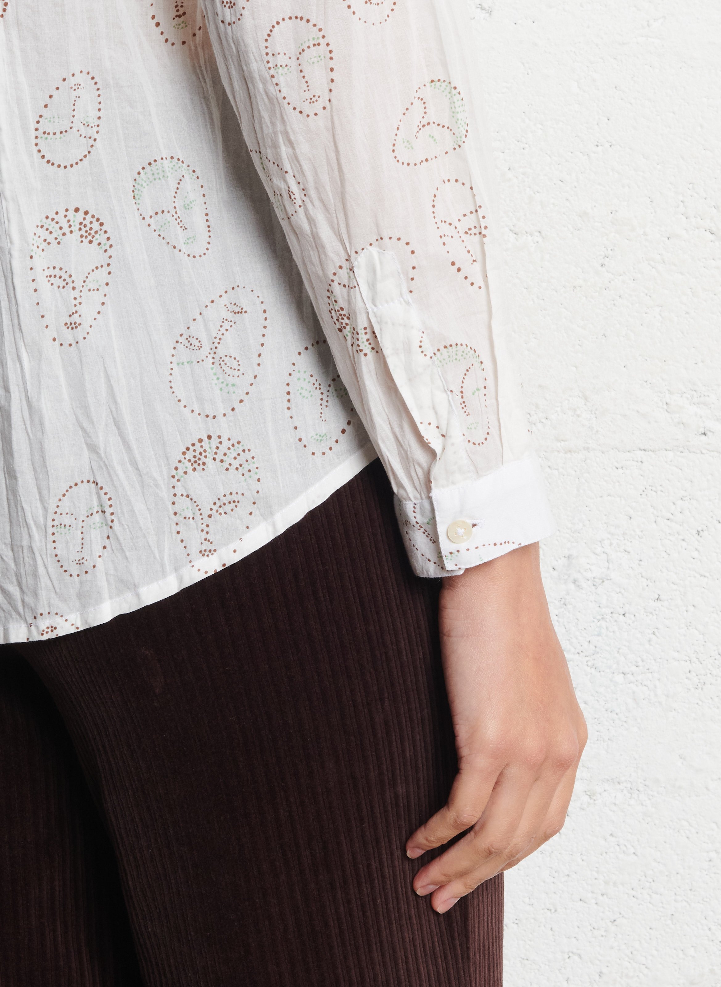 Fitted printed shirt in crinkled cotton. NICE THINGS Beige