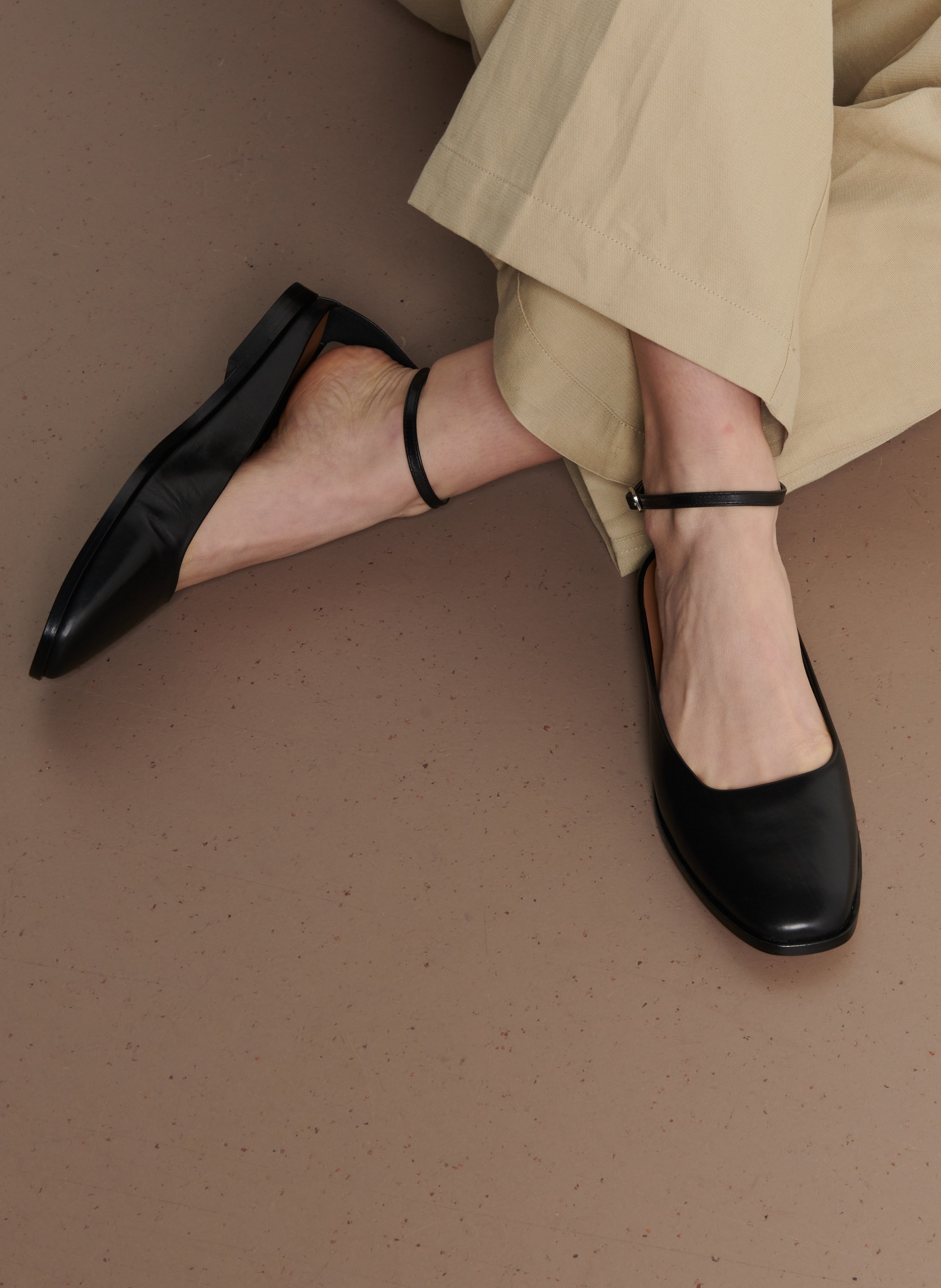 Sandales plates en cuir MI/MAI Noir