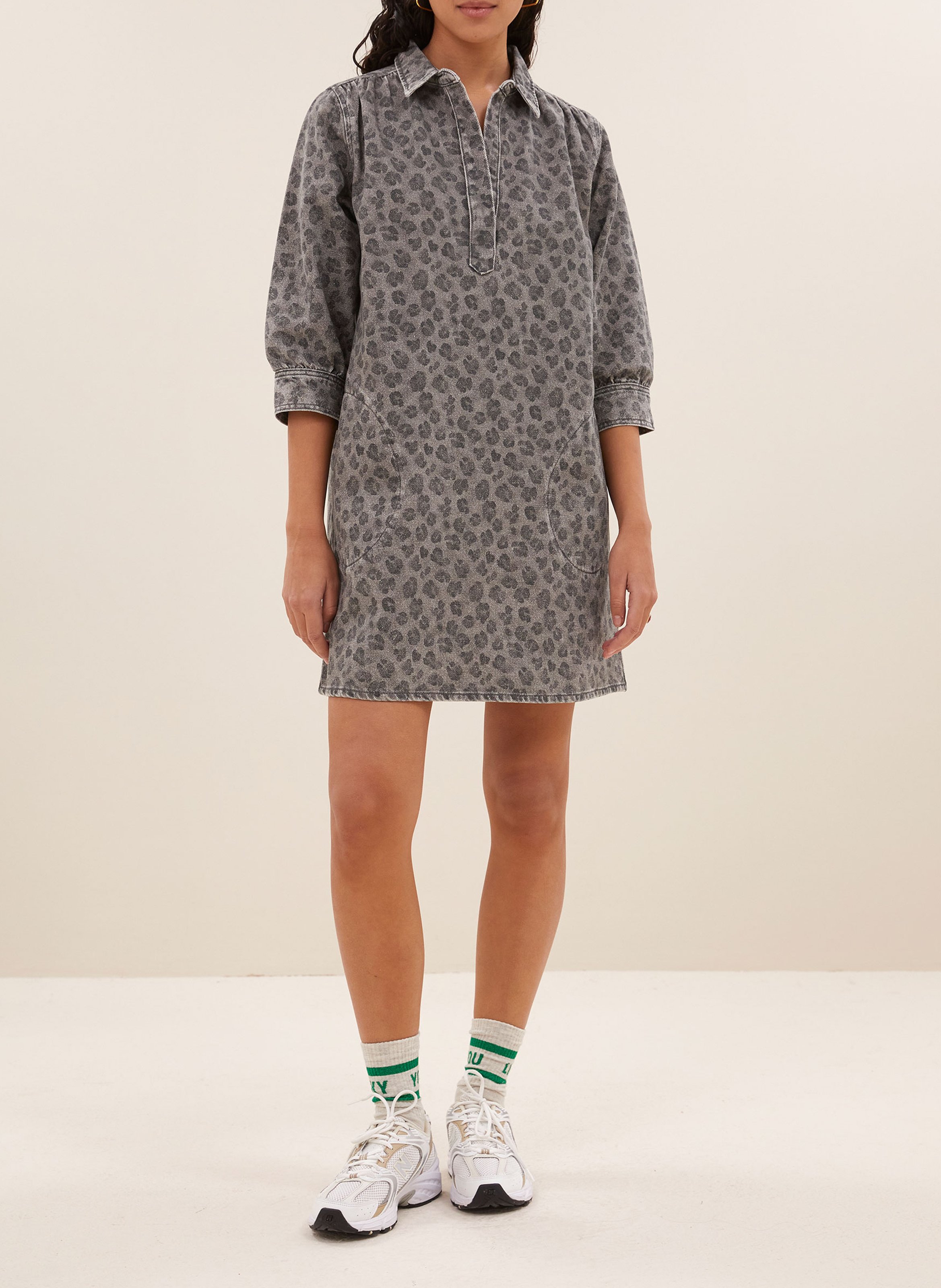 Korte luipaardjurk van biologisch katoen BY BAR Grijs