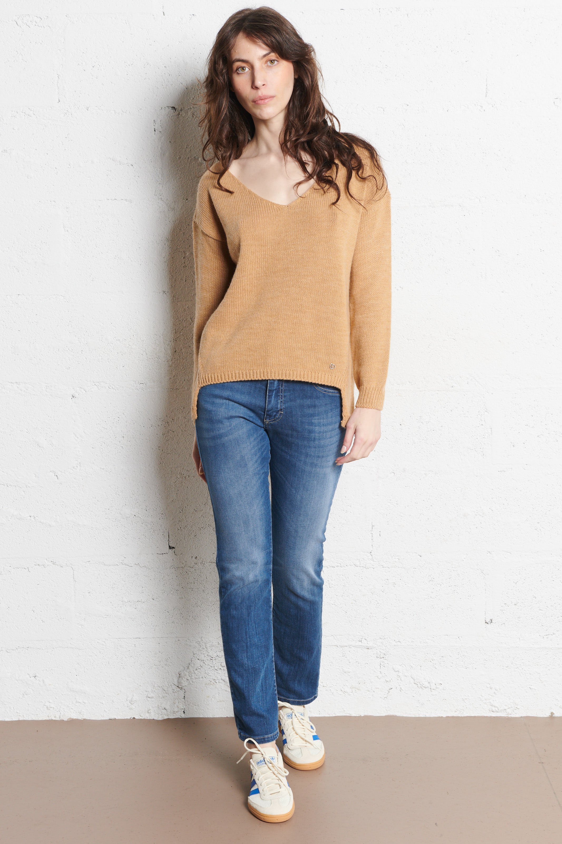 Pull V ample asymétrique uni PLEASE Marron