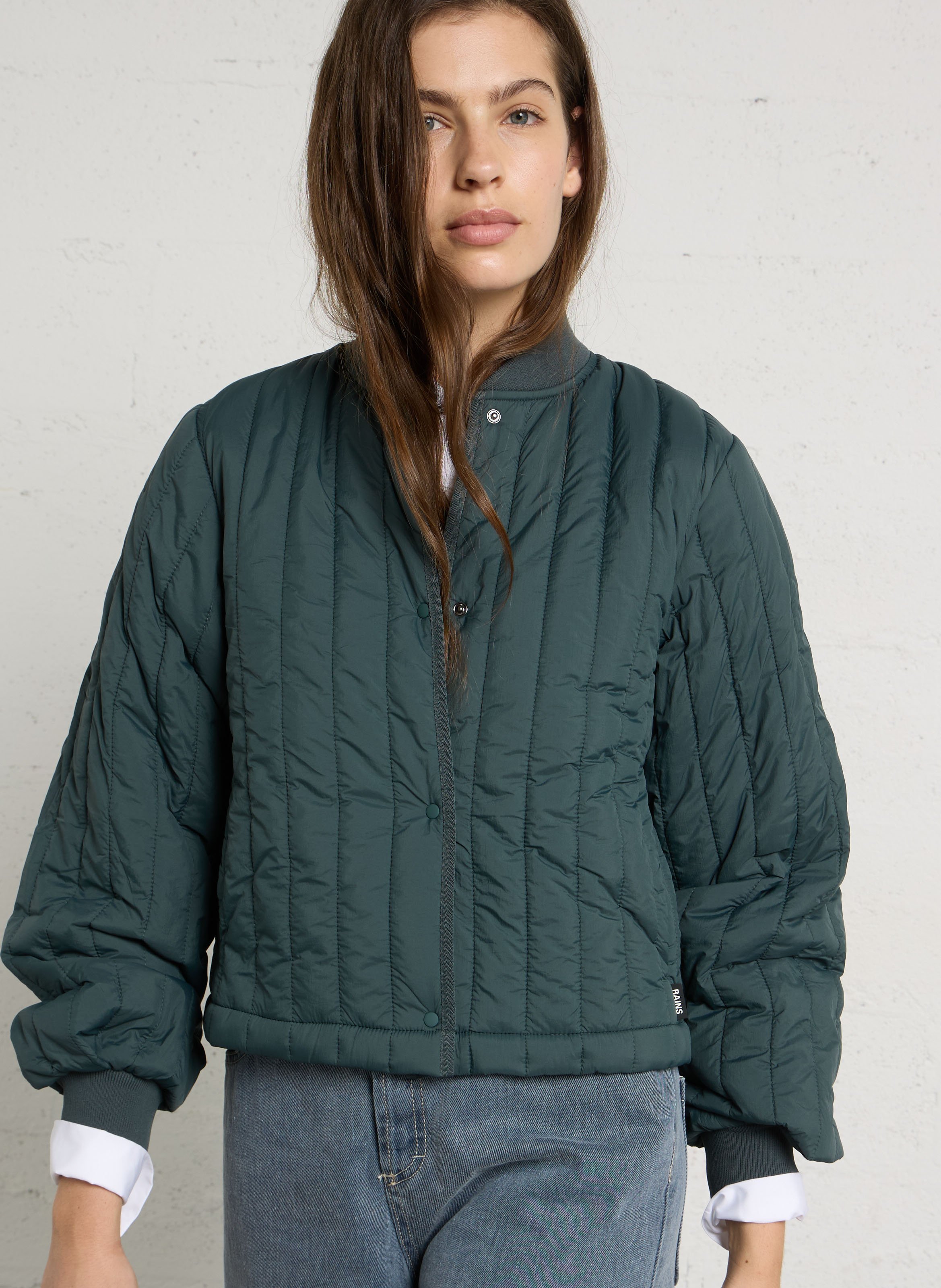 Einfarbige gesteppte gerade Jacke. RAINS Grun
