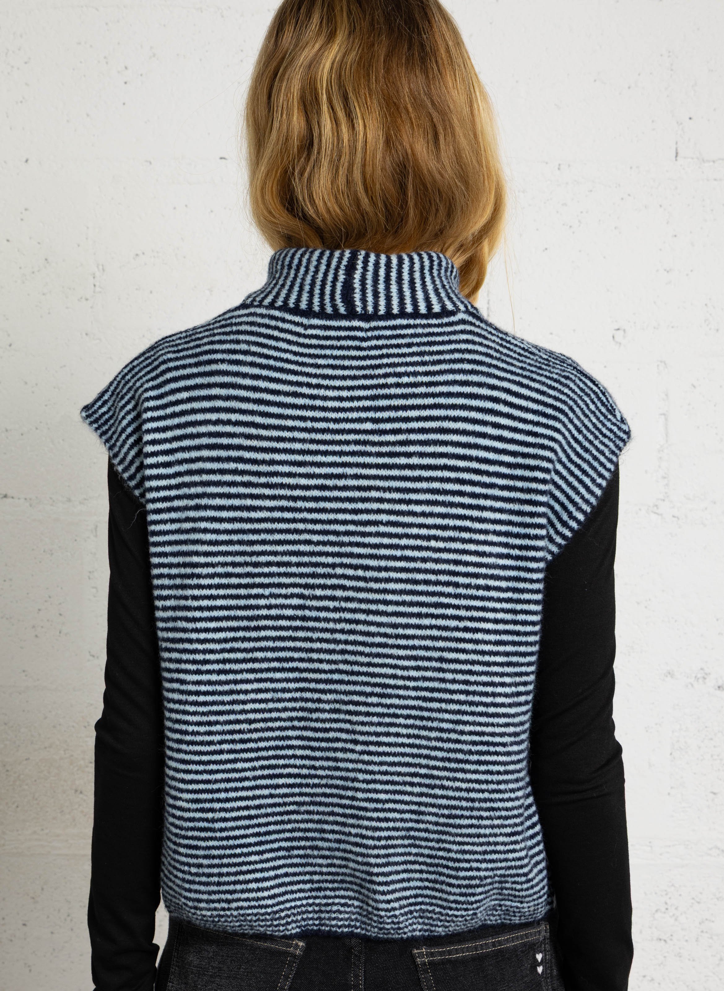 Gestreepte mouwloze gilet met strikkraag PLEASE Blauw