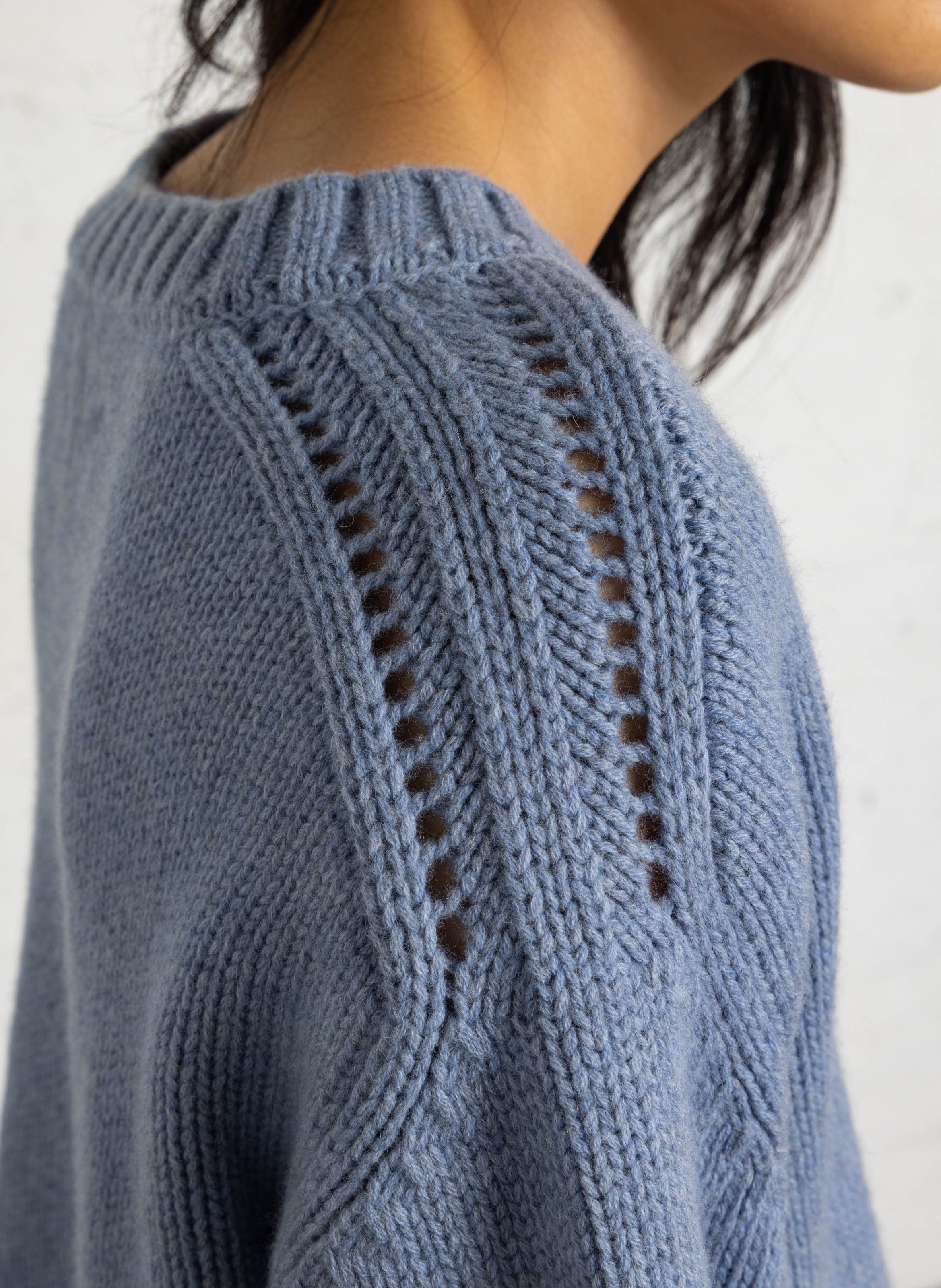 Pull droit col V en laine BERENICE Bleu