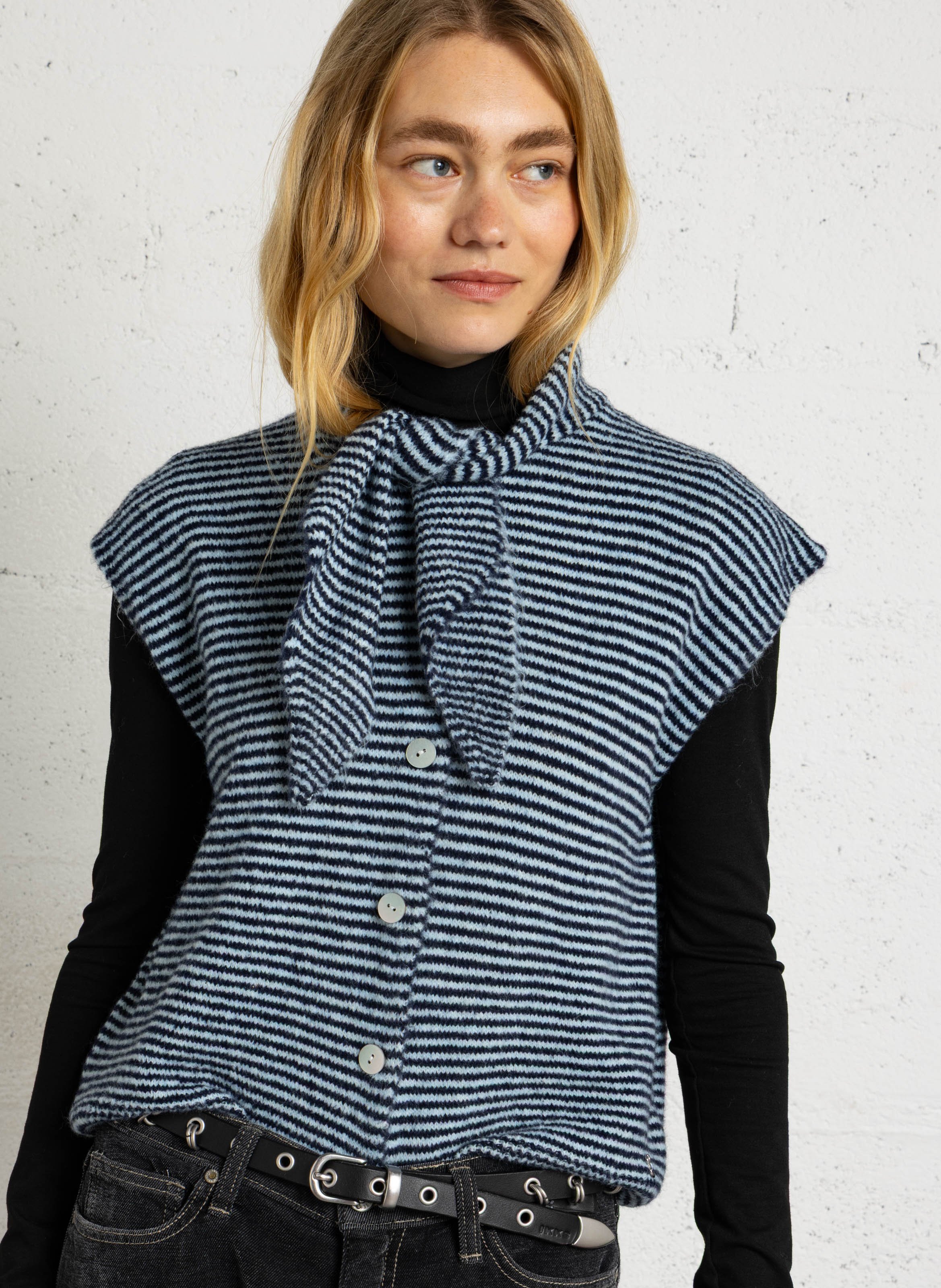Gestreepte mouwloze gilet met strikkraag PLEASE Blauw