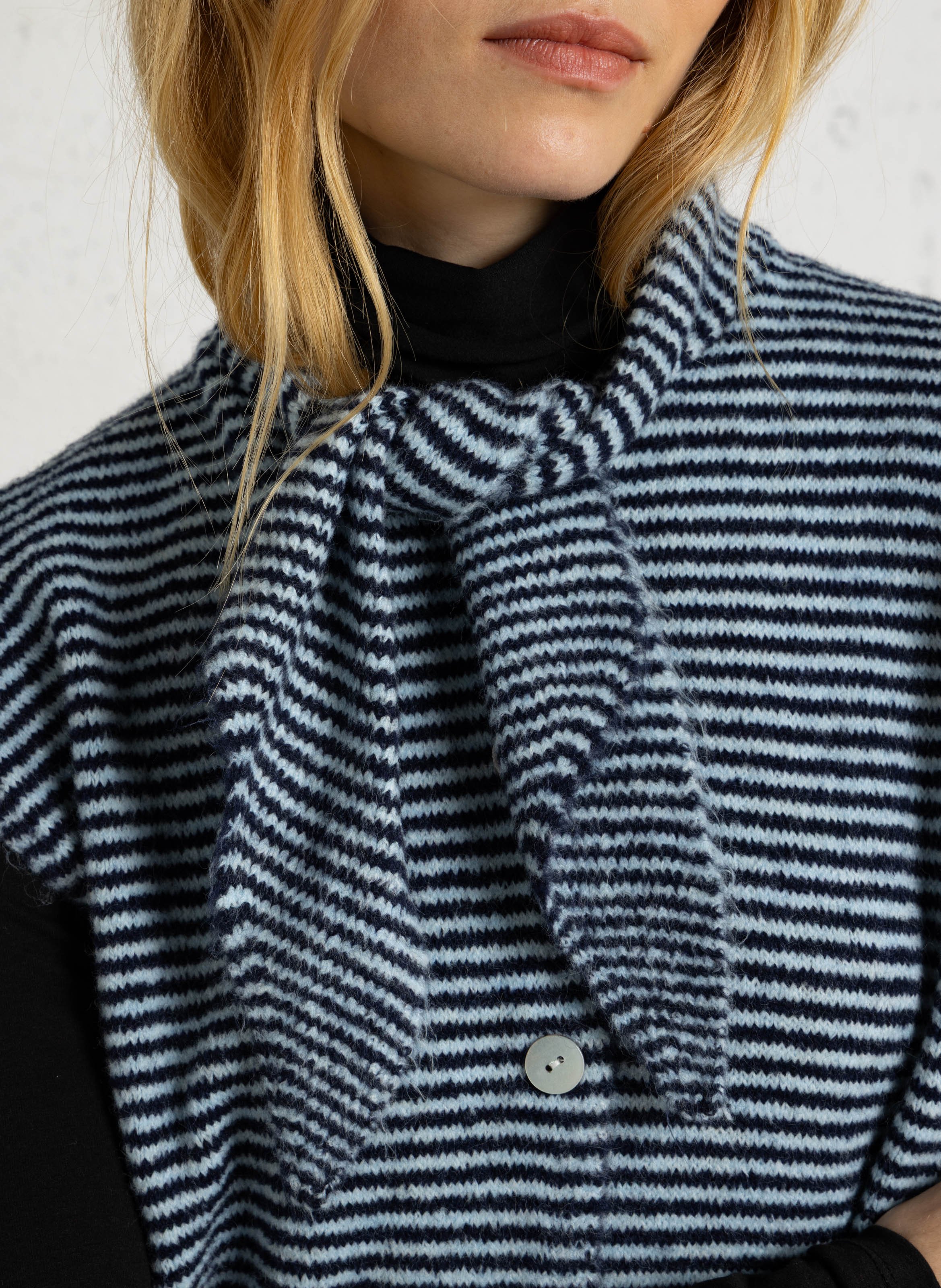 Gestreepte mouwloze gilet met strikkraag PLEASE Blauw