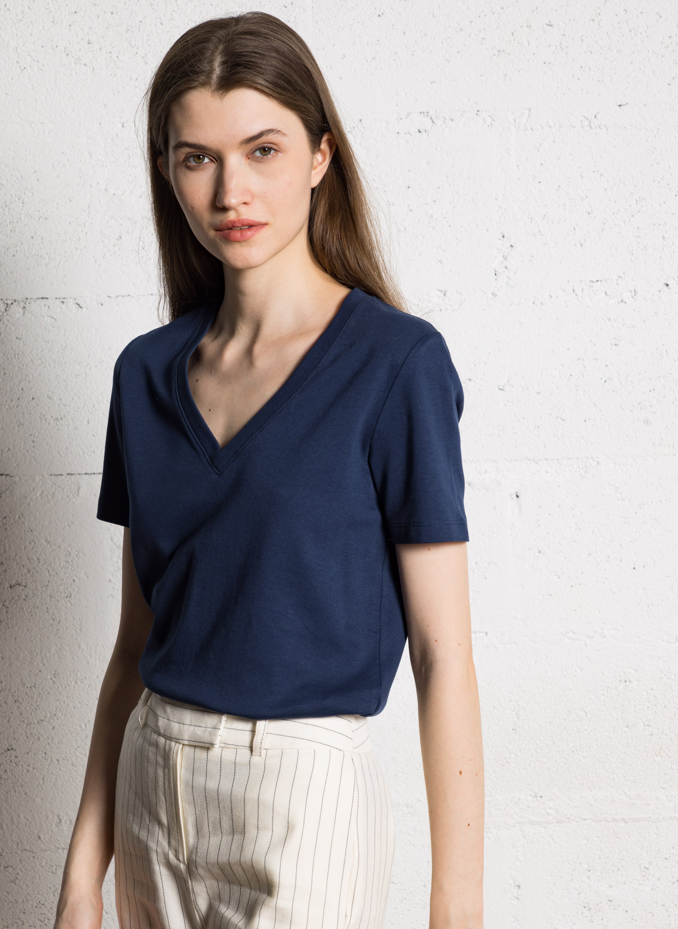 Gerade geschnittenes Baumwoll-T-Shirt mit V-Ausschnitt MAISON 123 Violett