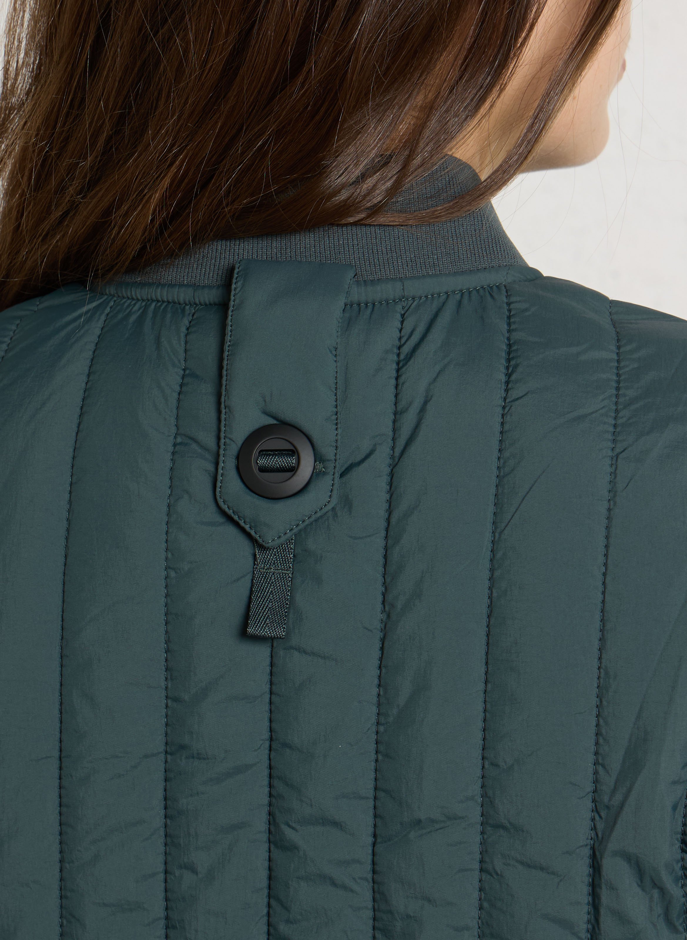 Einfarbige gesteppte gerade Jacke. RAINS Grun