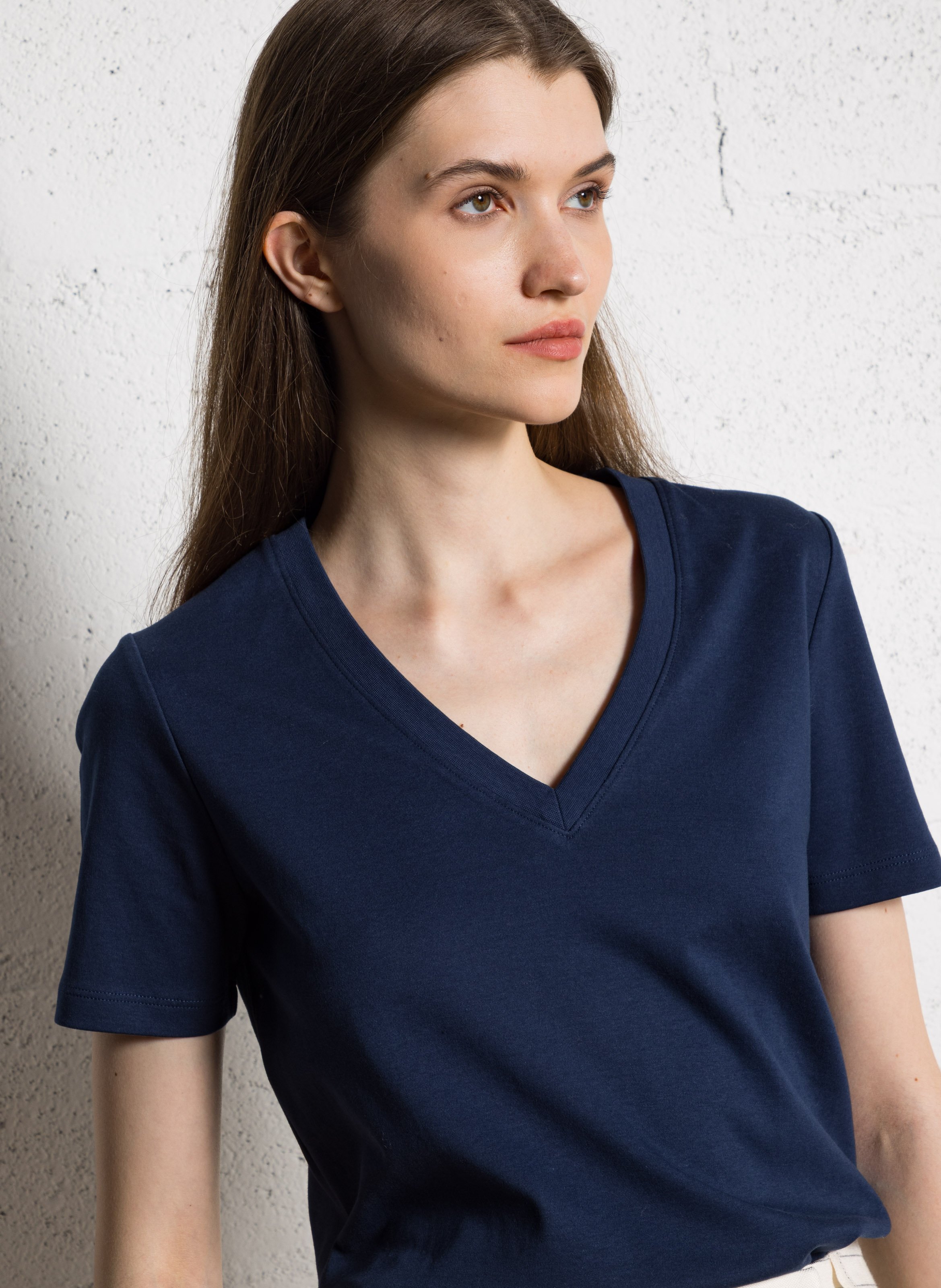 Gerade geschnittenes Baumwoll-T-Shirt mit V-Ausschnitt MAISON 123 Violett