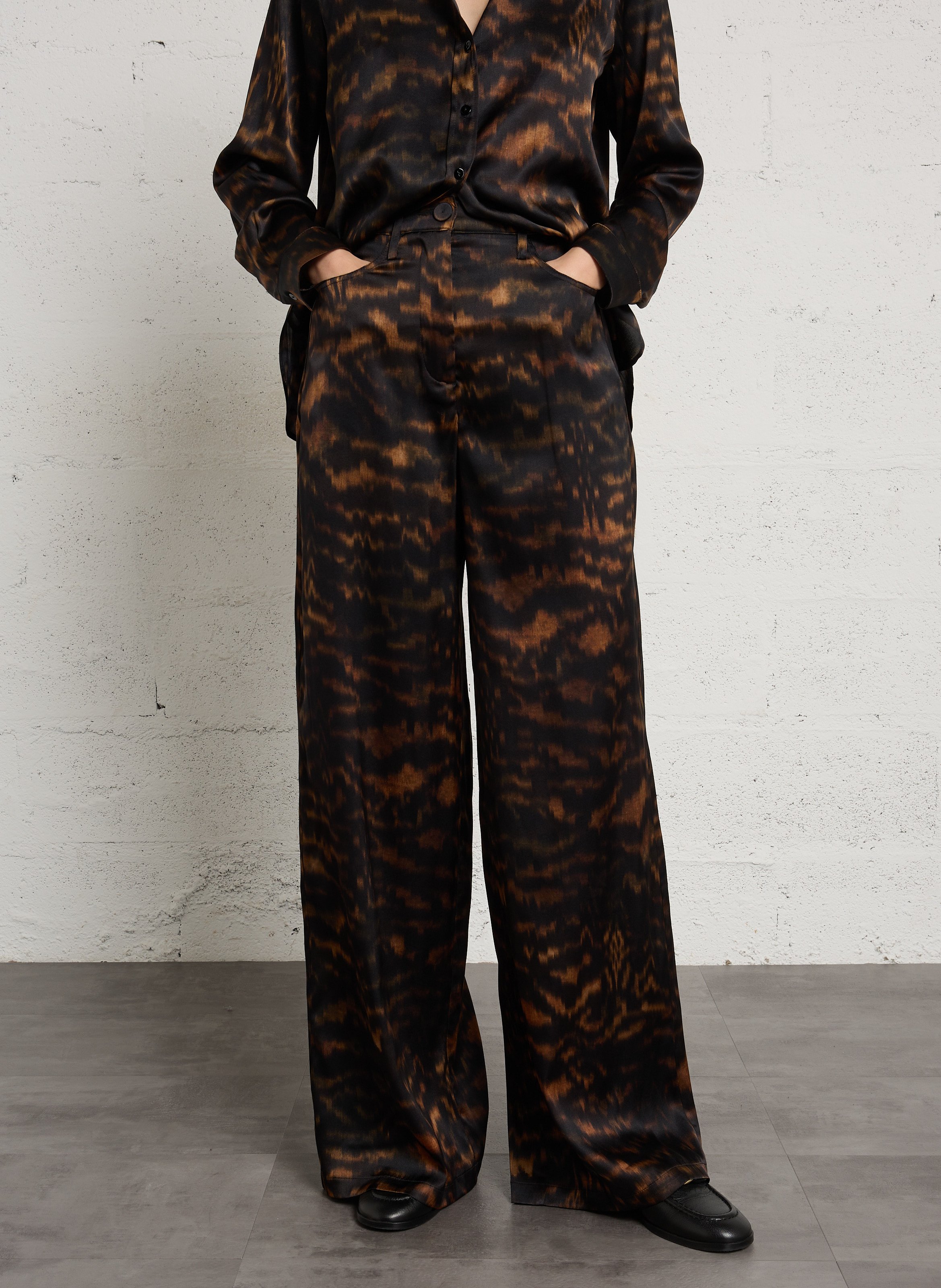 Wijde broek met print van een zijdenmix MOMONI Zwart