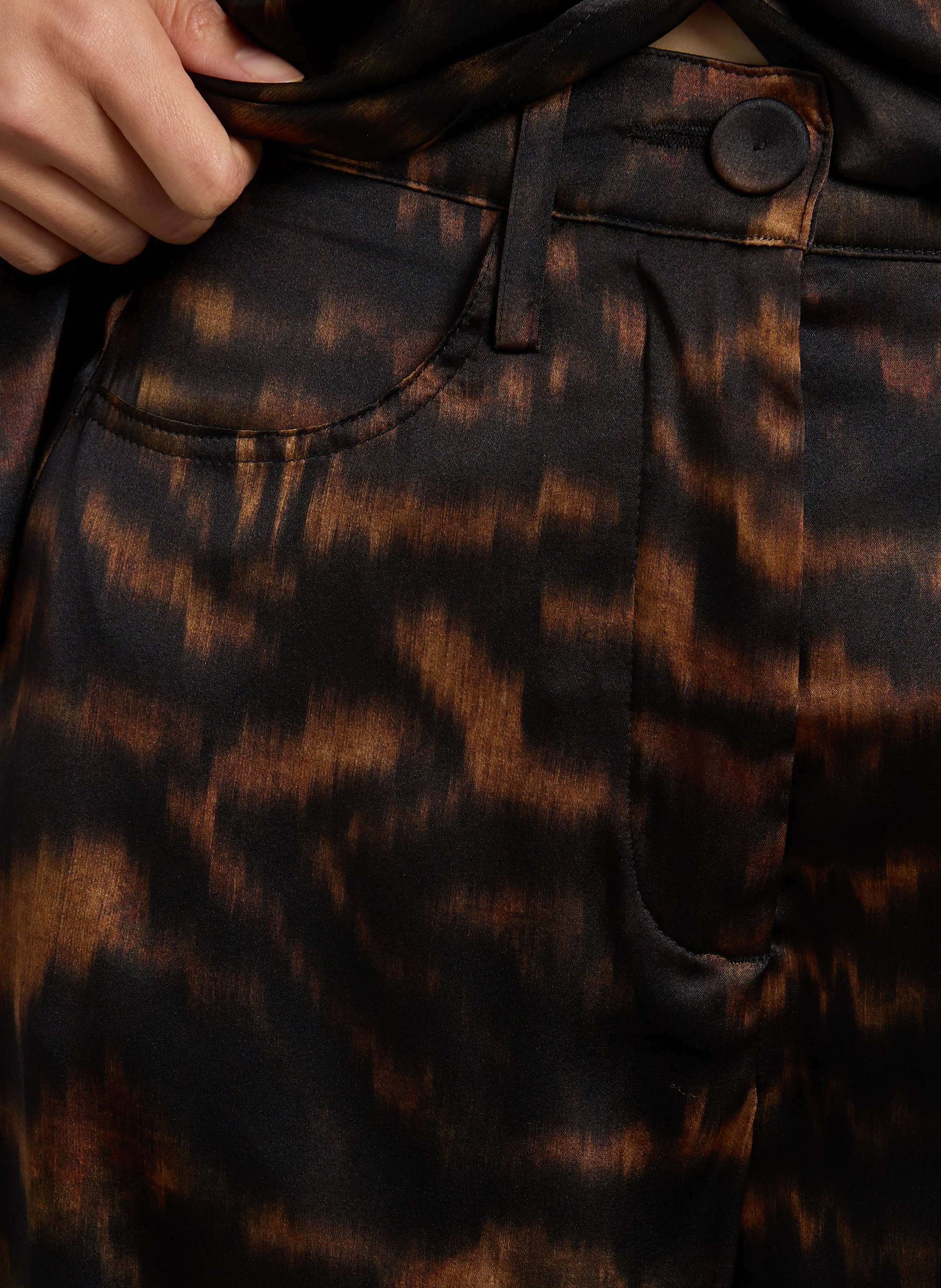 Wijde broek met print van een zijdenmix MOMONI Zwart