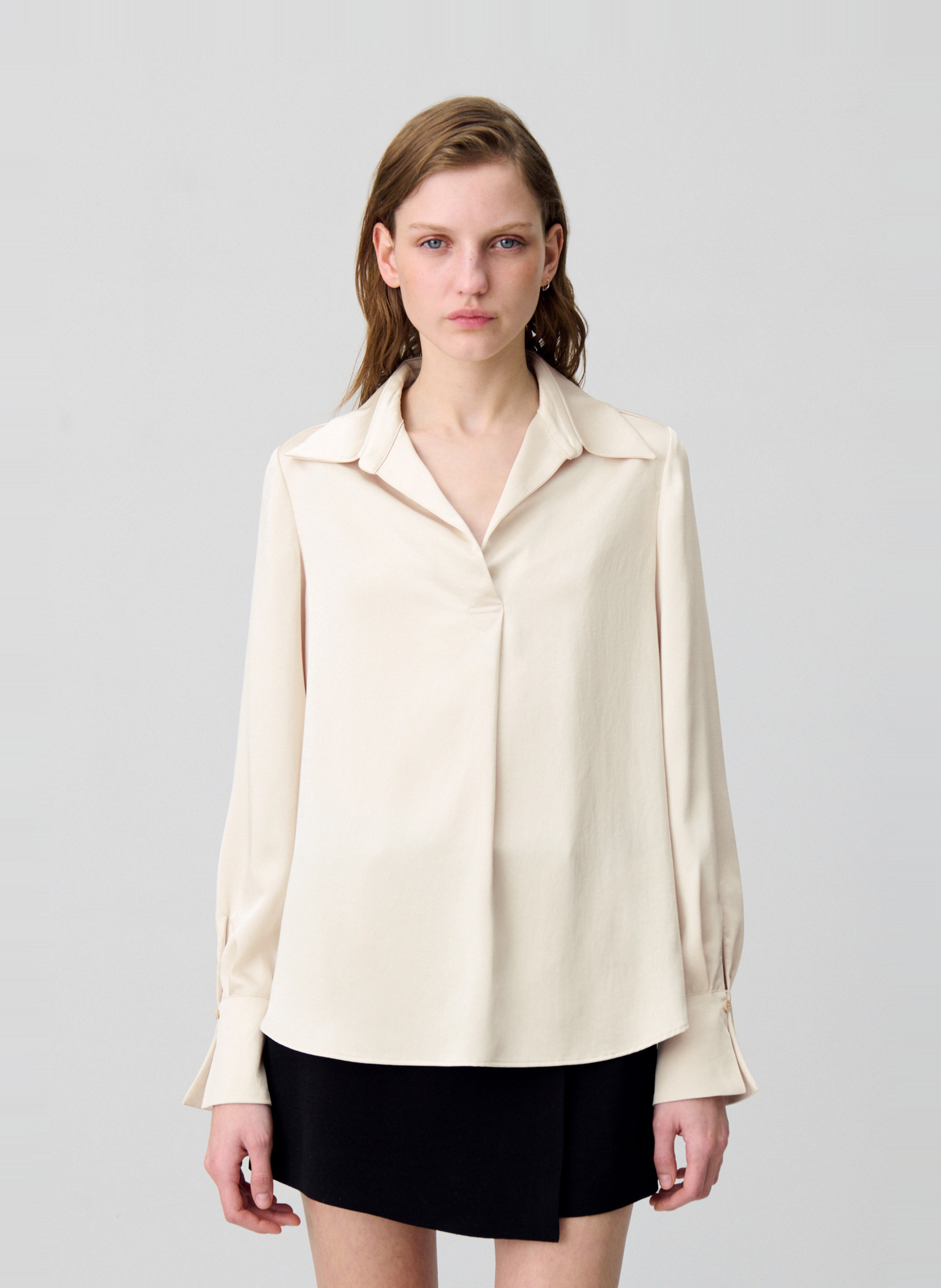 Top droit col V effet satiné à jeux de plis CLAUDIE PIERLOT Beige