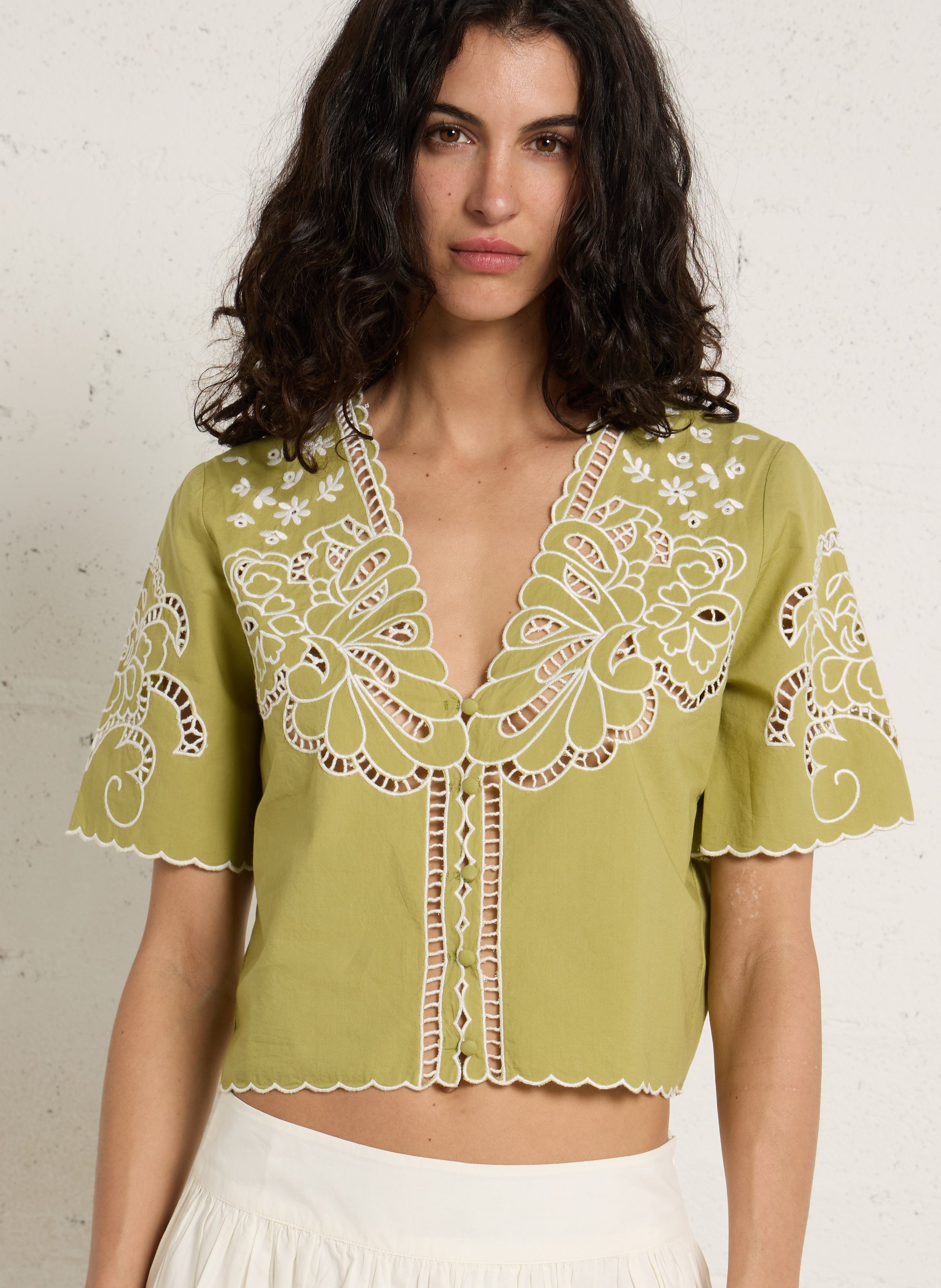 Gerade geschnittenes Top mit V-Ausschnitt und Stickerei aus Baumwolle PETITE MENDIGOTE Grun
