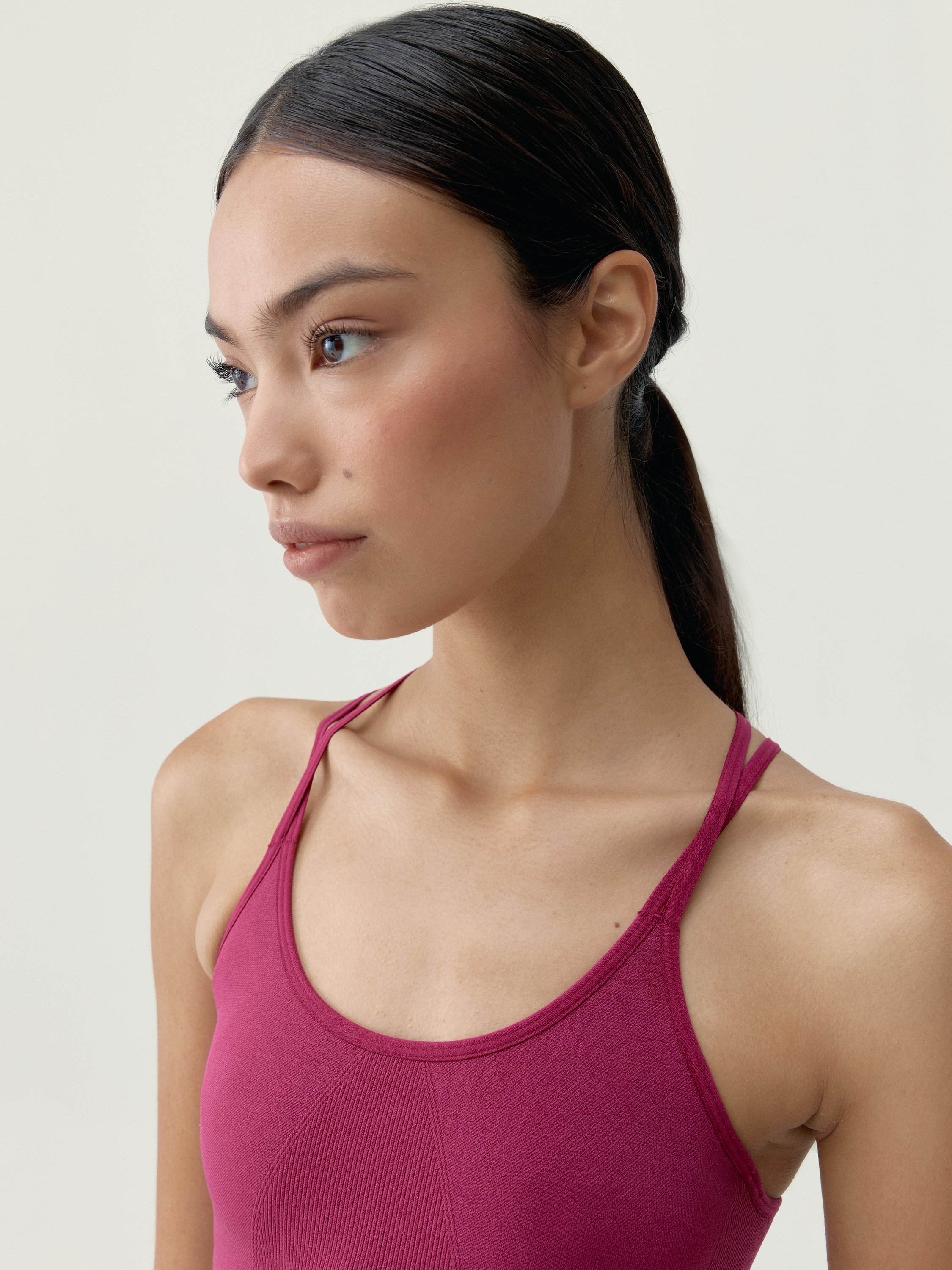 Women's sports bra Viveka medium support adjustable straps removable pads BORN Red