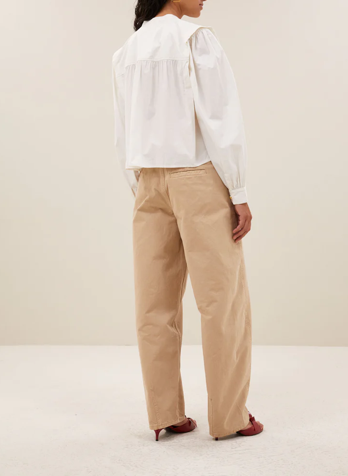 Wijde linnen blouse met klassieke kraag BY BAR Wit