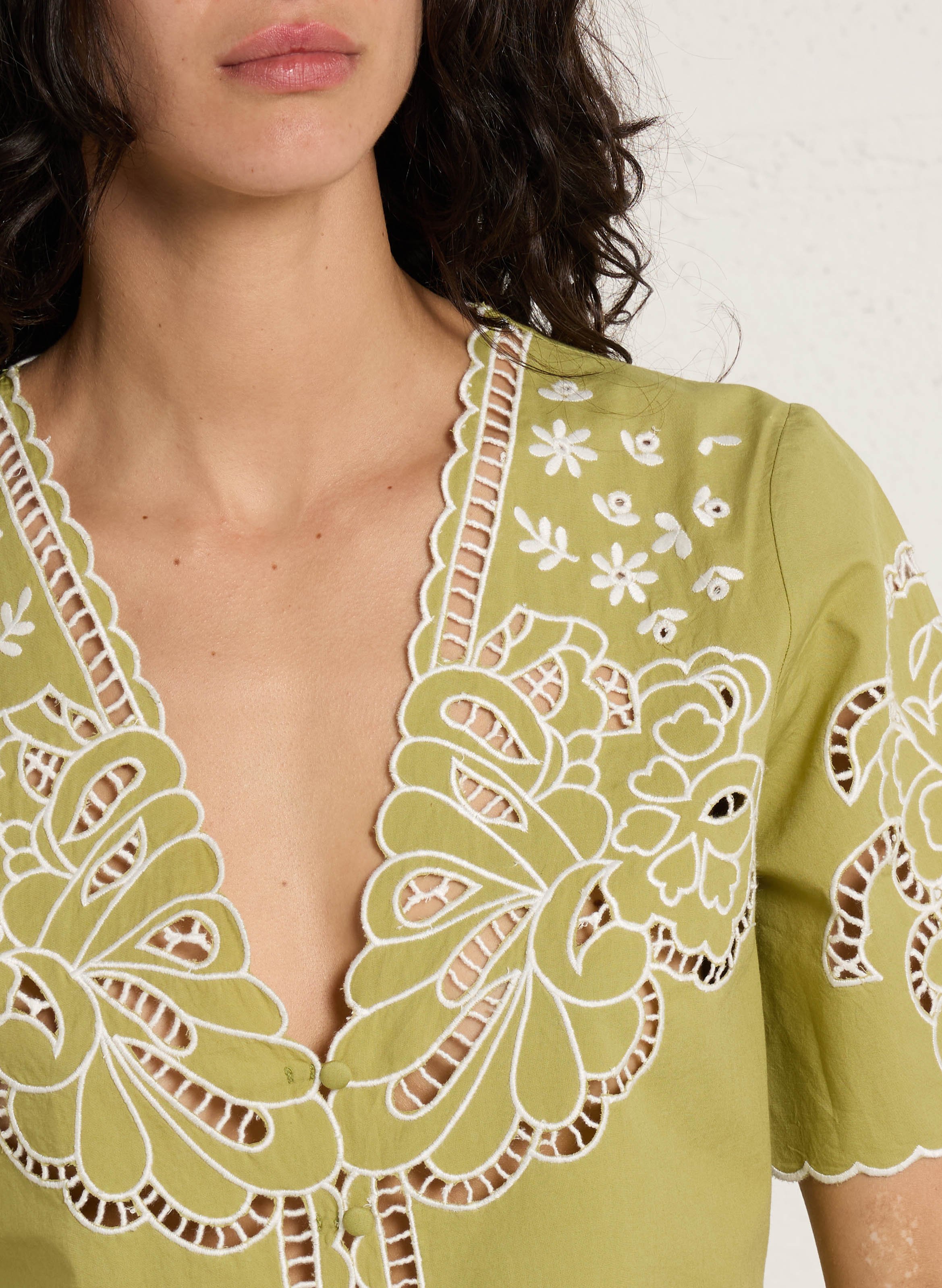 Gerade geschnittenes Top mit V-Ausschnitt und Stickerei aus Baumwolle PETITE MENDIGOTE Grun