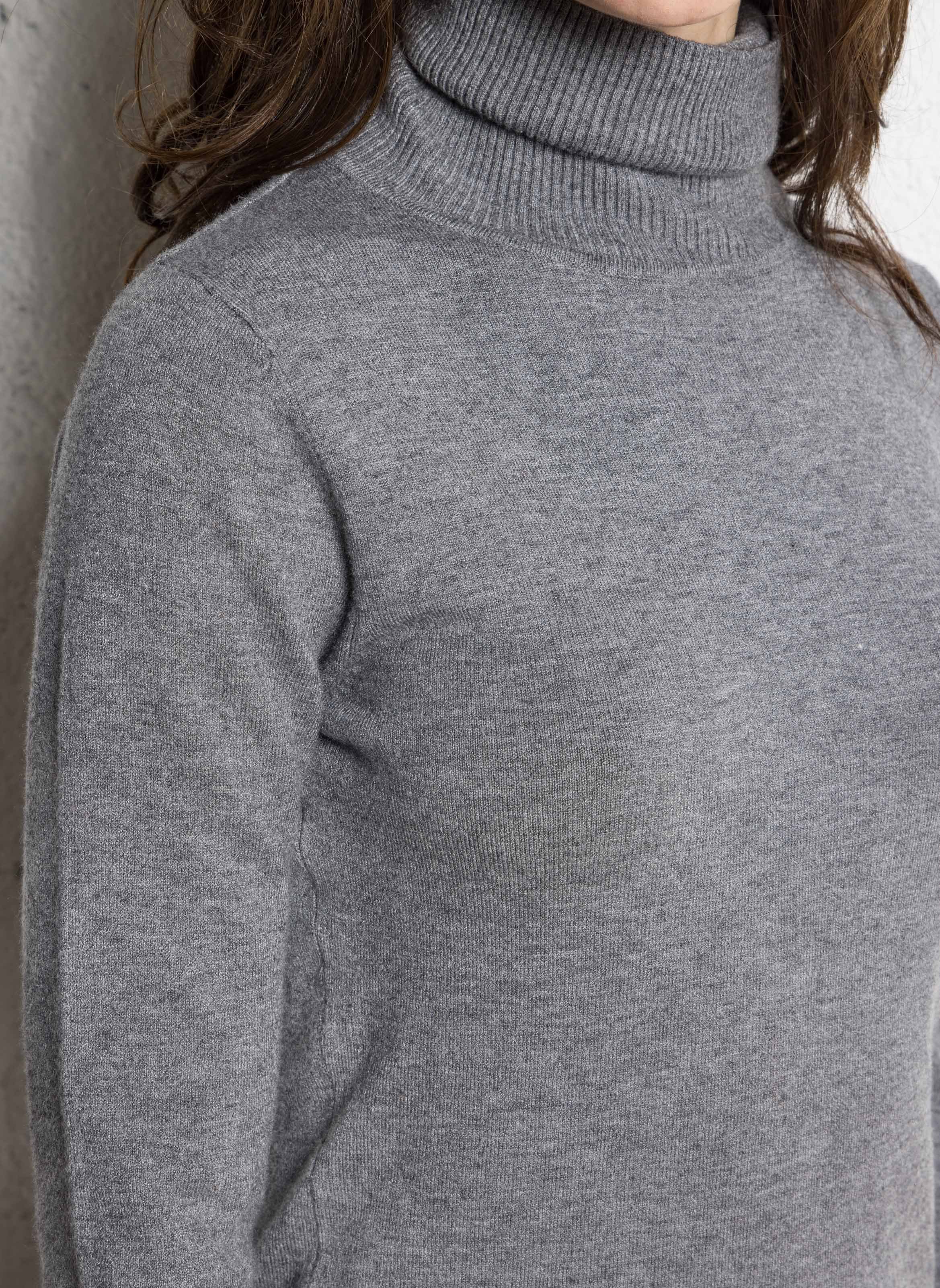 Pull moulant col roulé  Gris