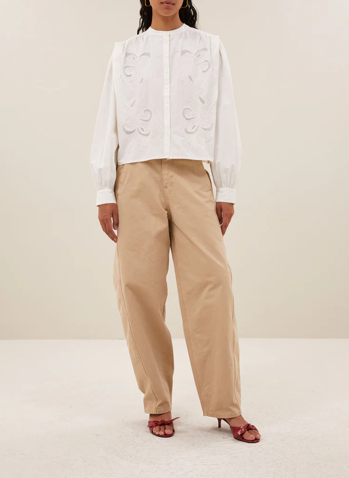 Wijde linnen blouse met klassieke kraag BY BAR Wit