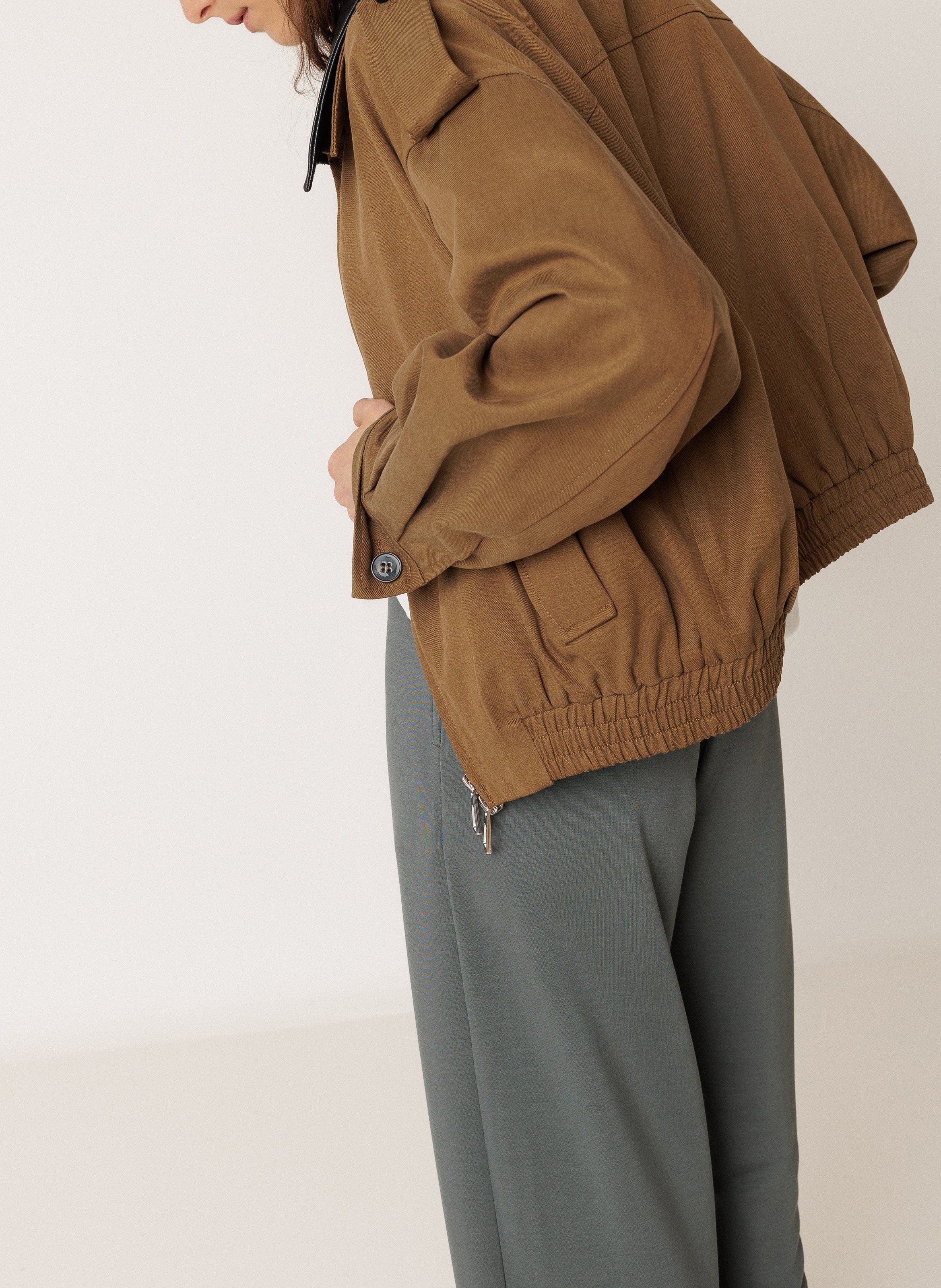 Ruimvallend jasje met klassieke kraag | katoenblend INDI & COLD Bruin