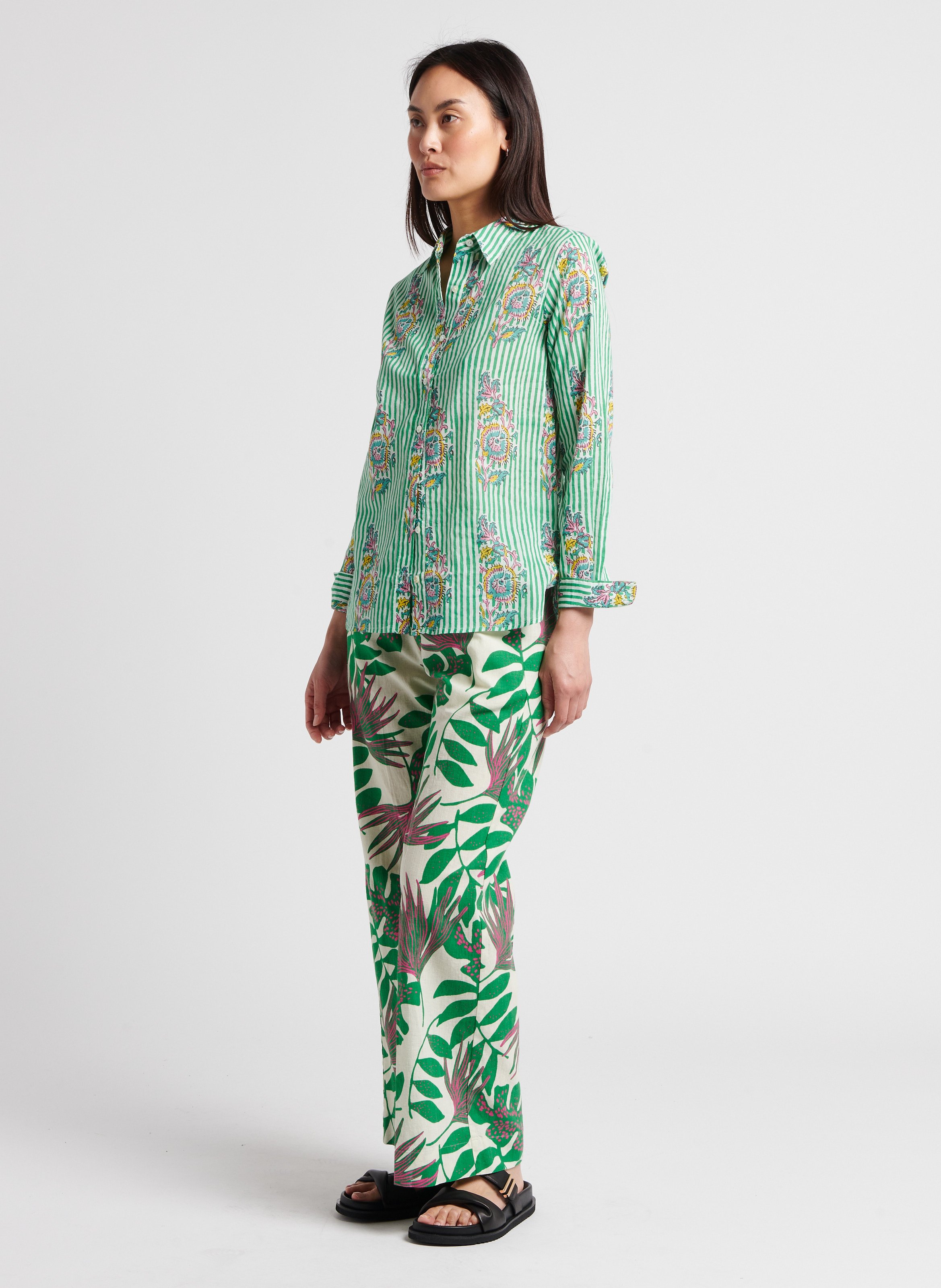 Gerade geschnittene Hose mit Leinen- und Baumwolldruck Grun