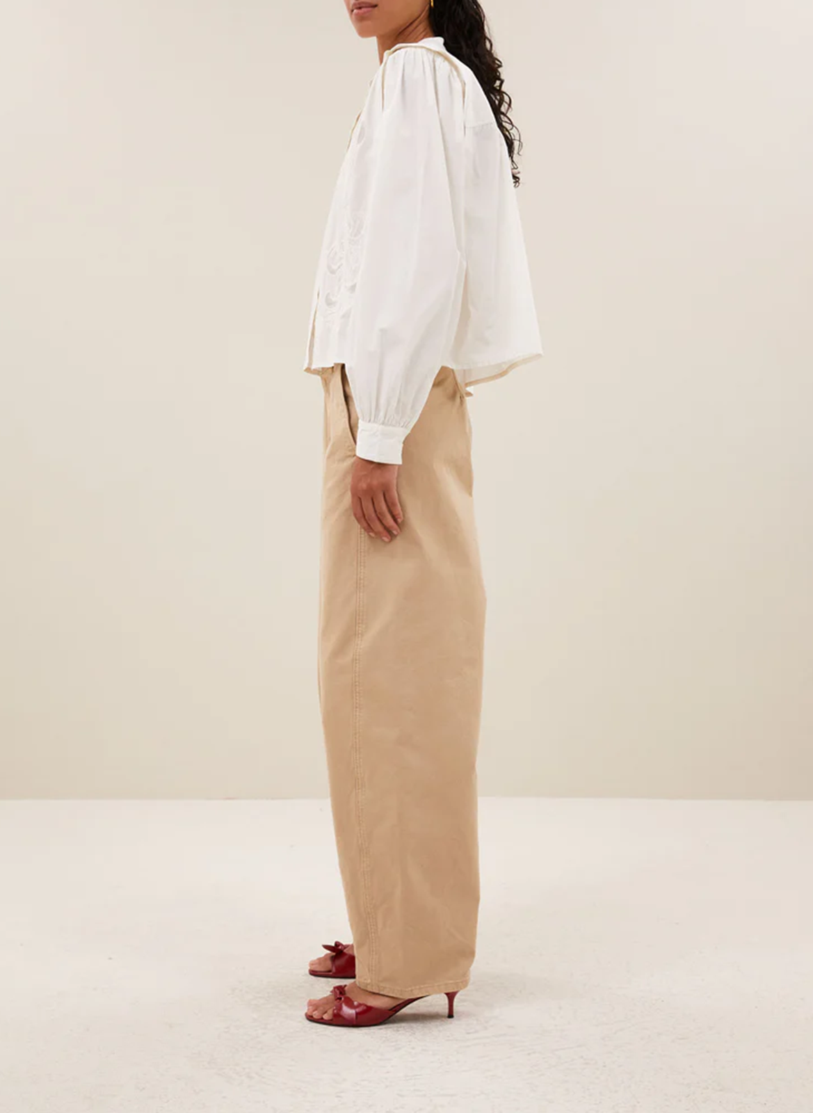 Wijde linnen blouse met klassieke kraag BY BAR Wit