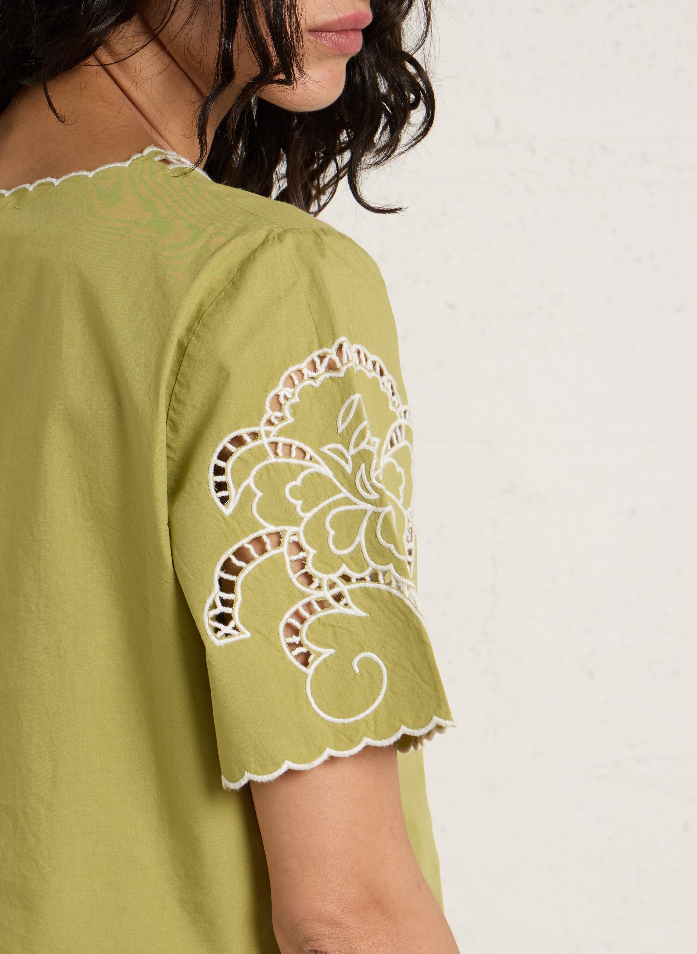 Gerade geschnittenes Top mit V-Ausschnitt und Stickerei aus Baumwolle PETITE MENDIGOTE Grun