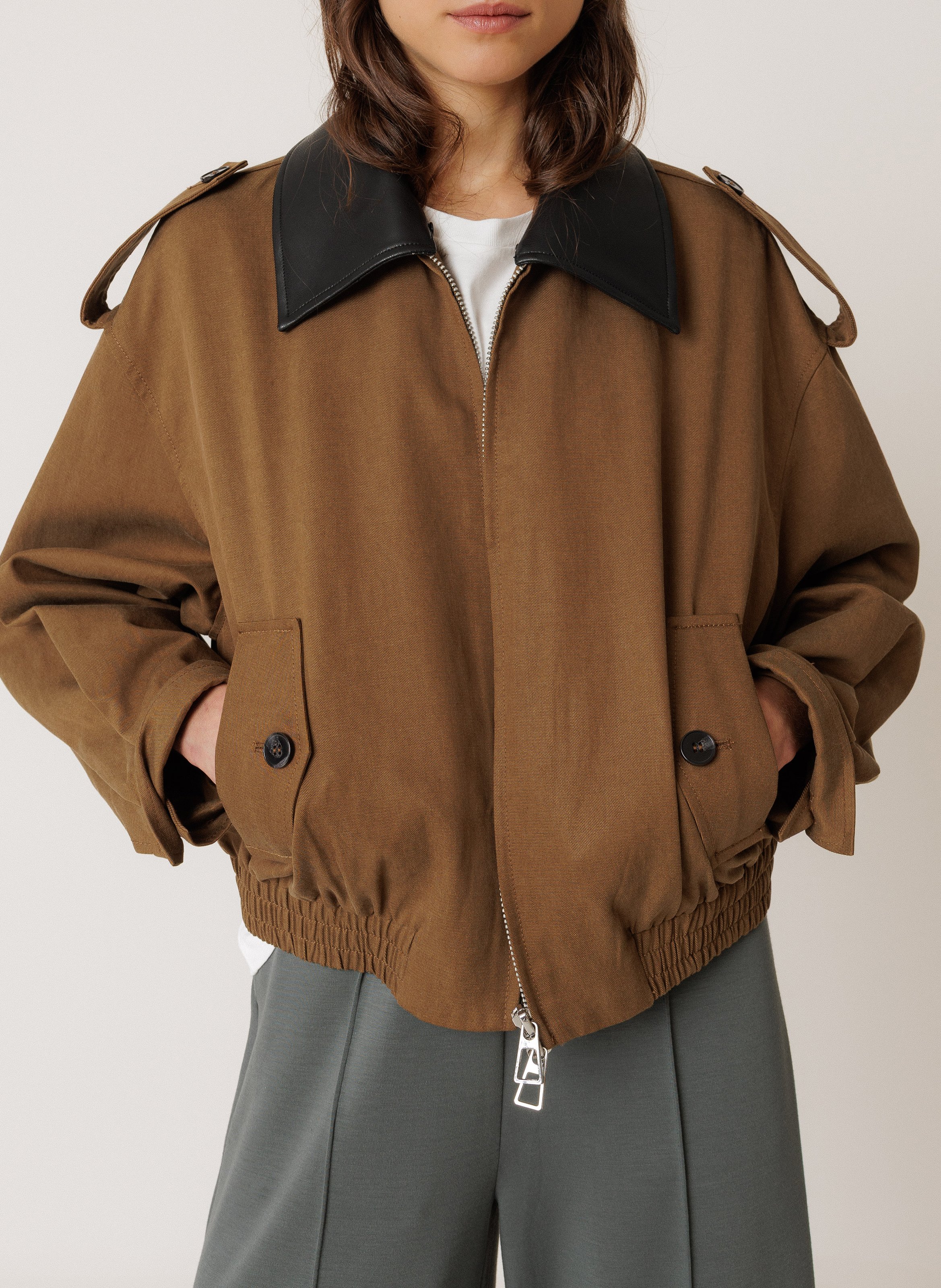 Ruimvallend jasje met klassieke kraag | katoenblend INDI & COLD Bruin